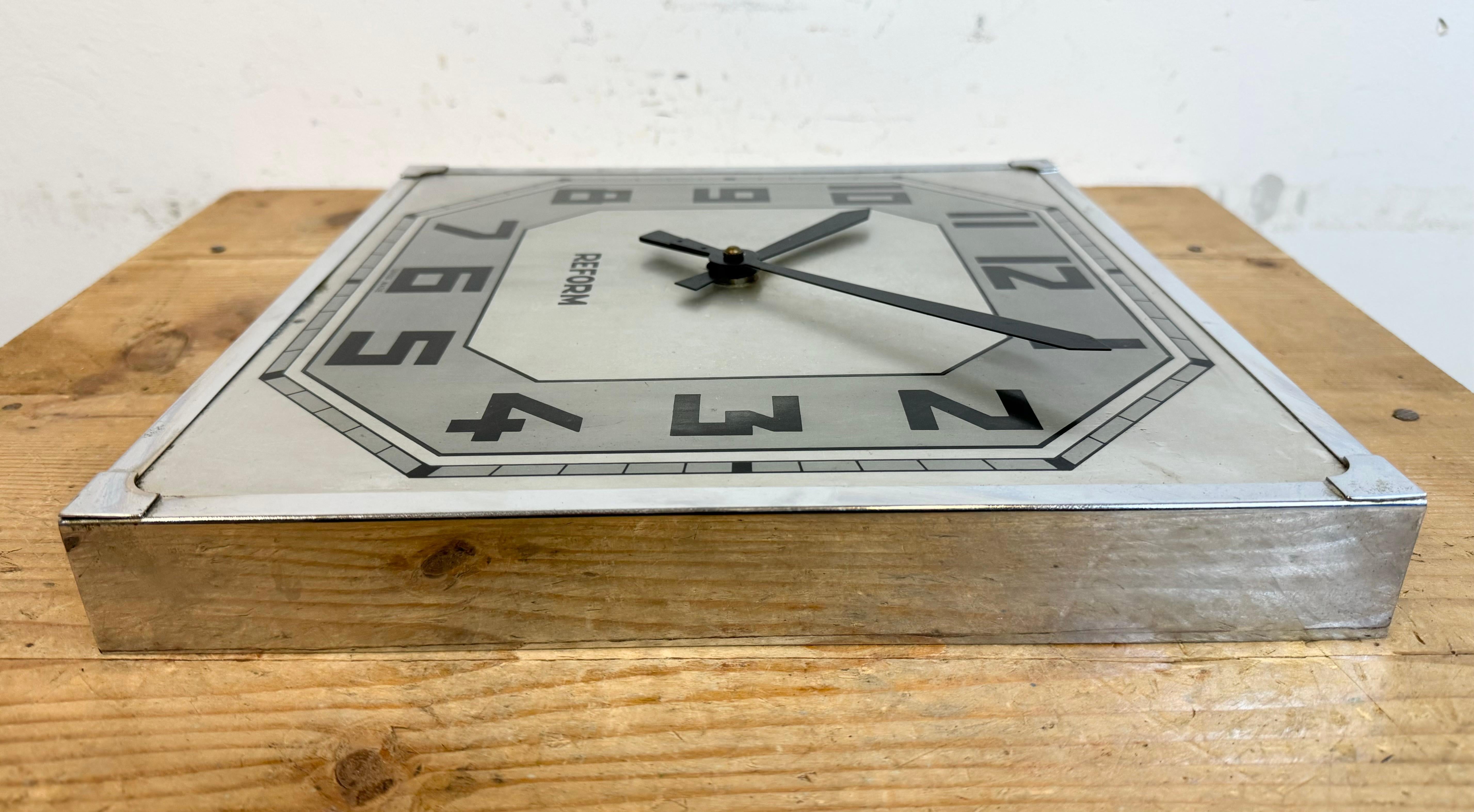 Horloge murale carrée suisse vintage de Reform, années 1950 en vente 4