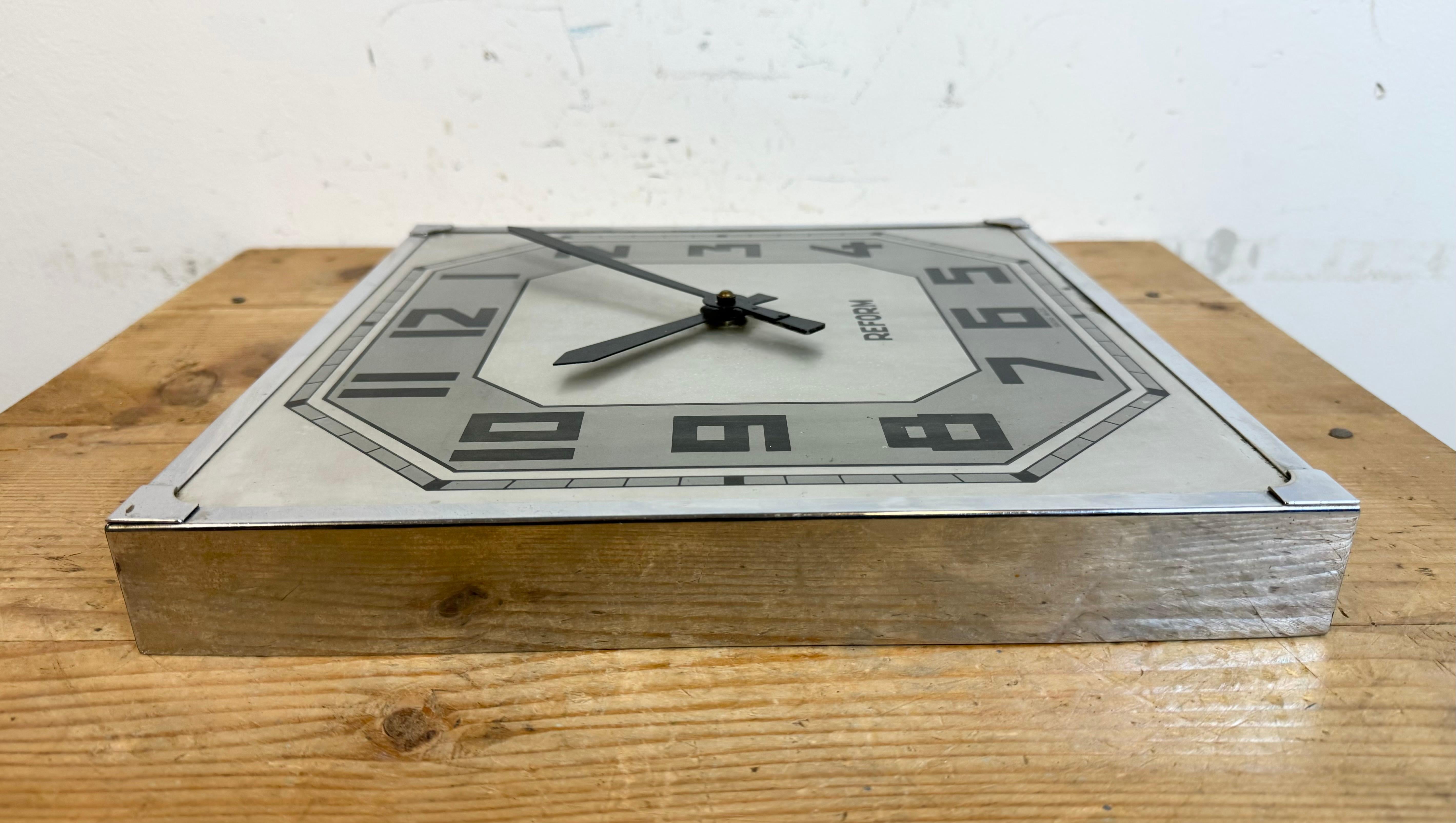 Horloge murale carrée suisse vintage de Reform, années 1950 en vente 6