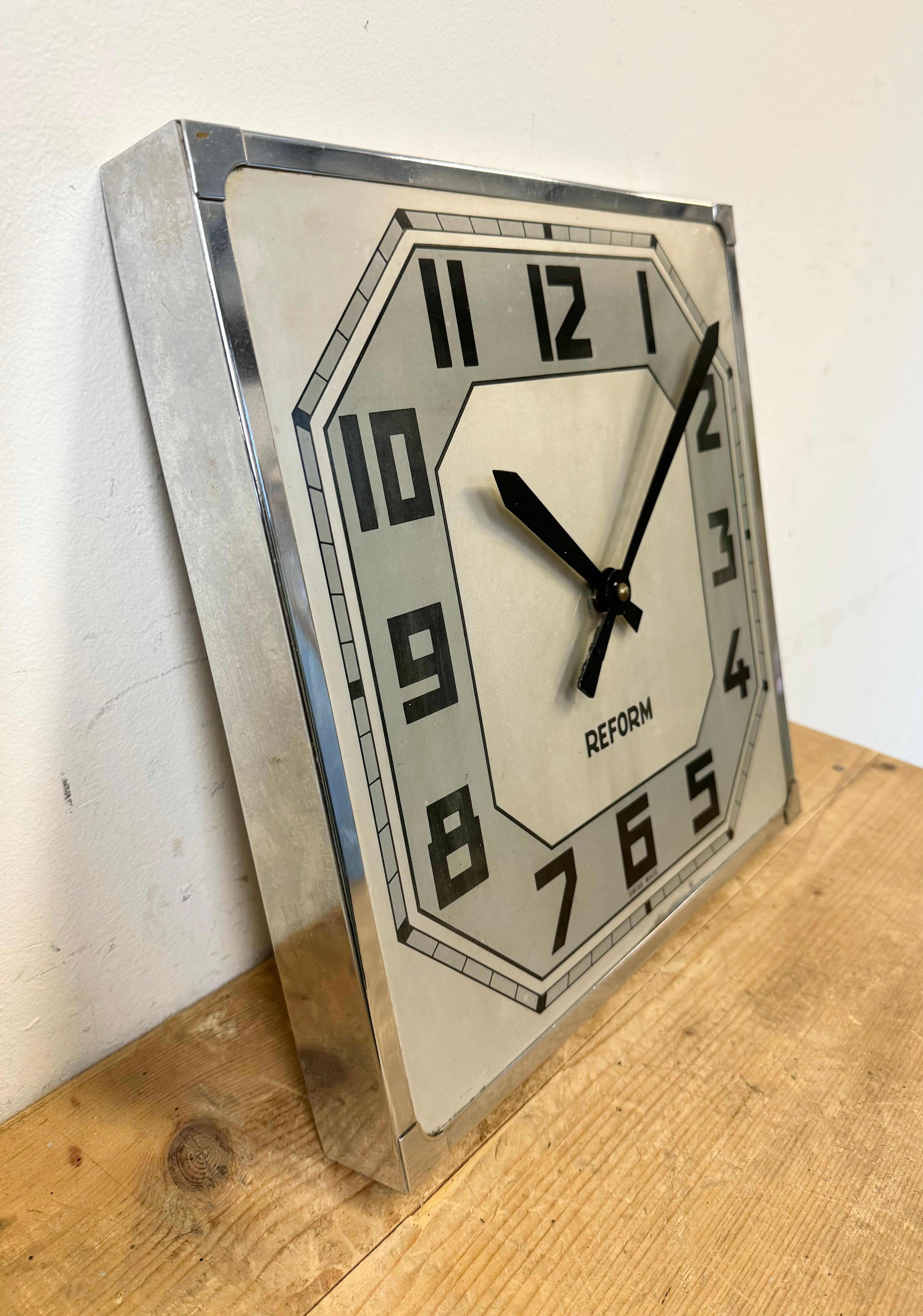 Suisse Horloge murale carrée suisse vintage de Reform, années 1950 en vente