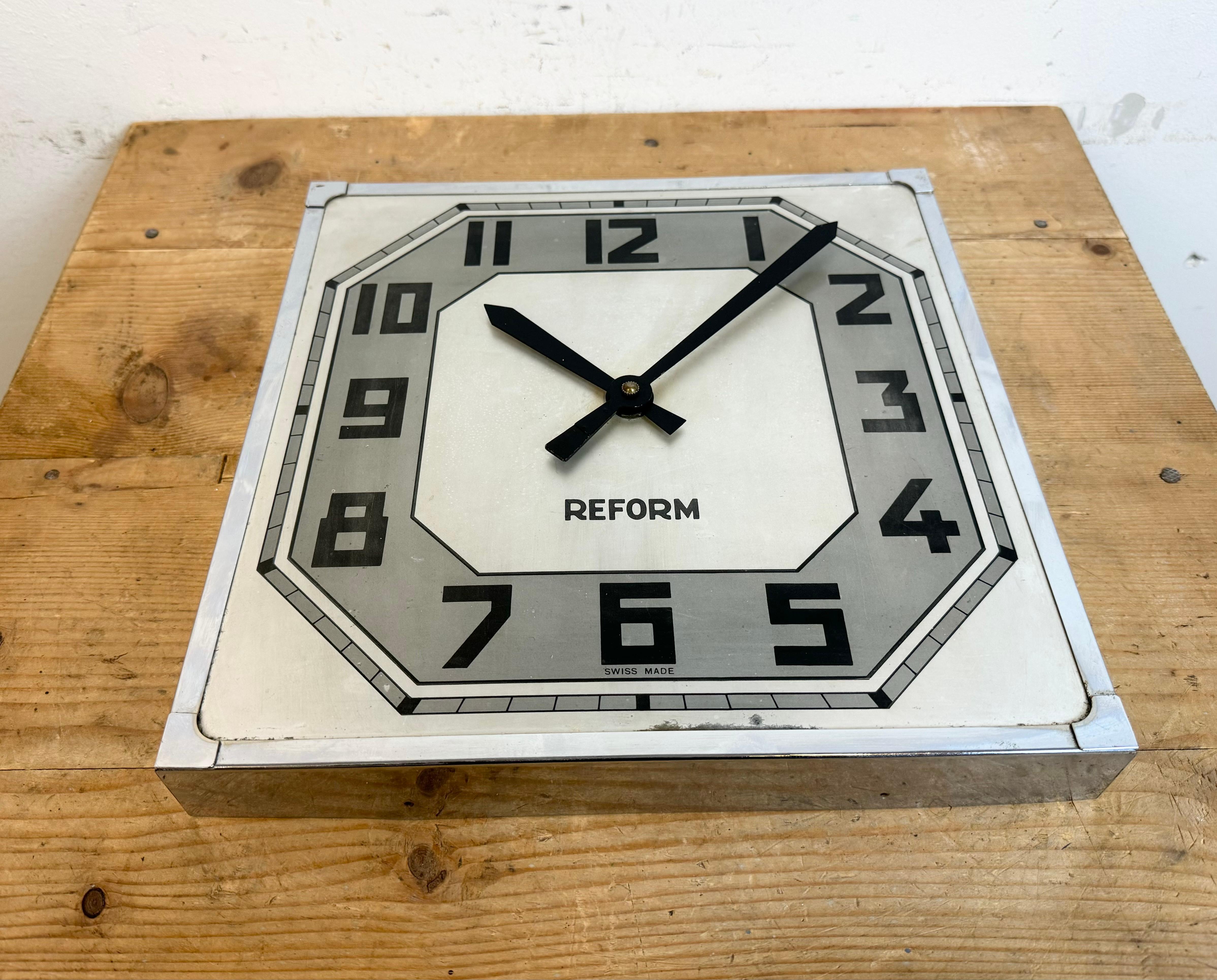 Vintage Swiss Square Wall Clock from Reform, 1950s In Good Condition For Sale In Kojetice, CZ