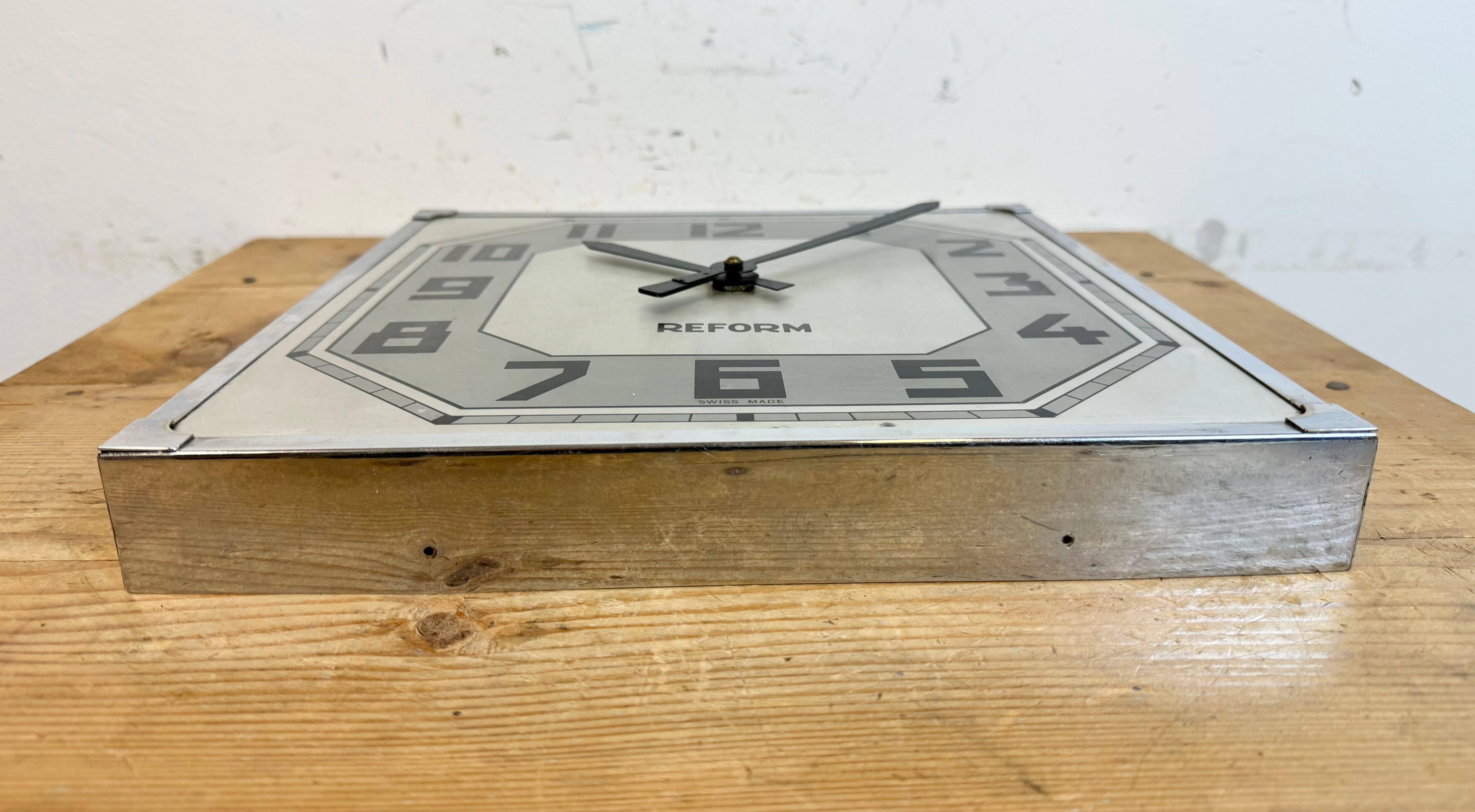 Schweizer quadratische Vintage-Wanduhr aus der Reform, 1950er Jahre (20. Jahrhundert)
