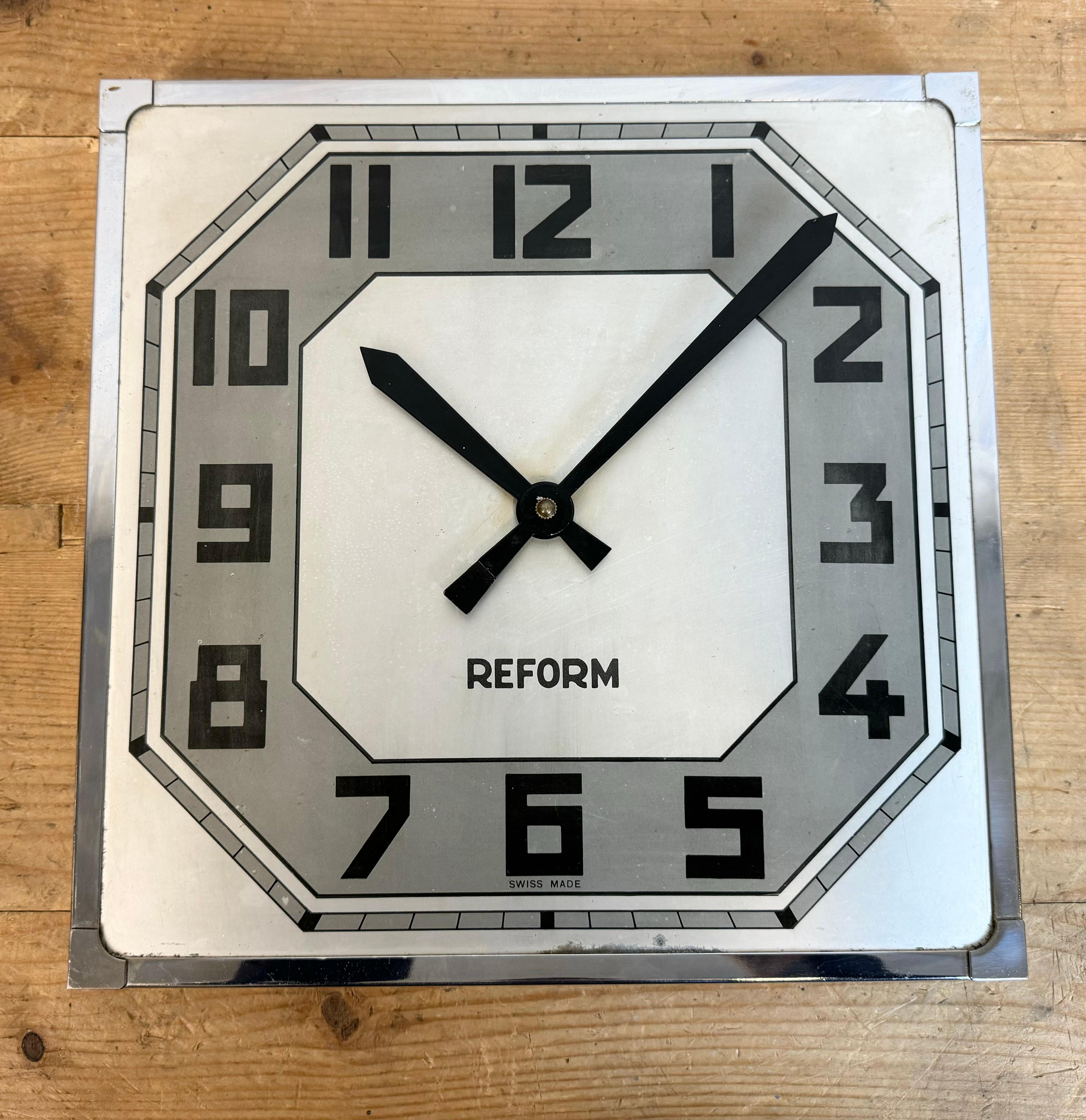Métal Horloge murale carrée suisse vintage de Reform, années 1950 en vente