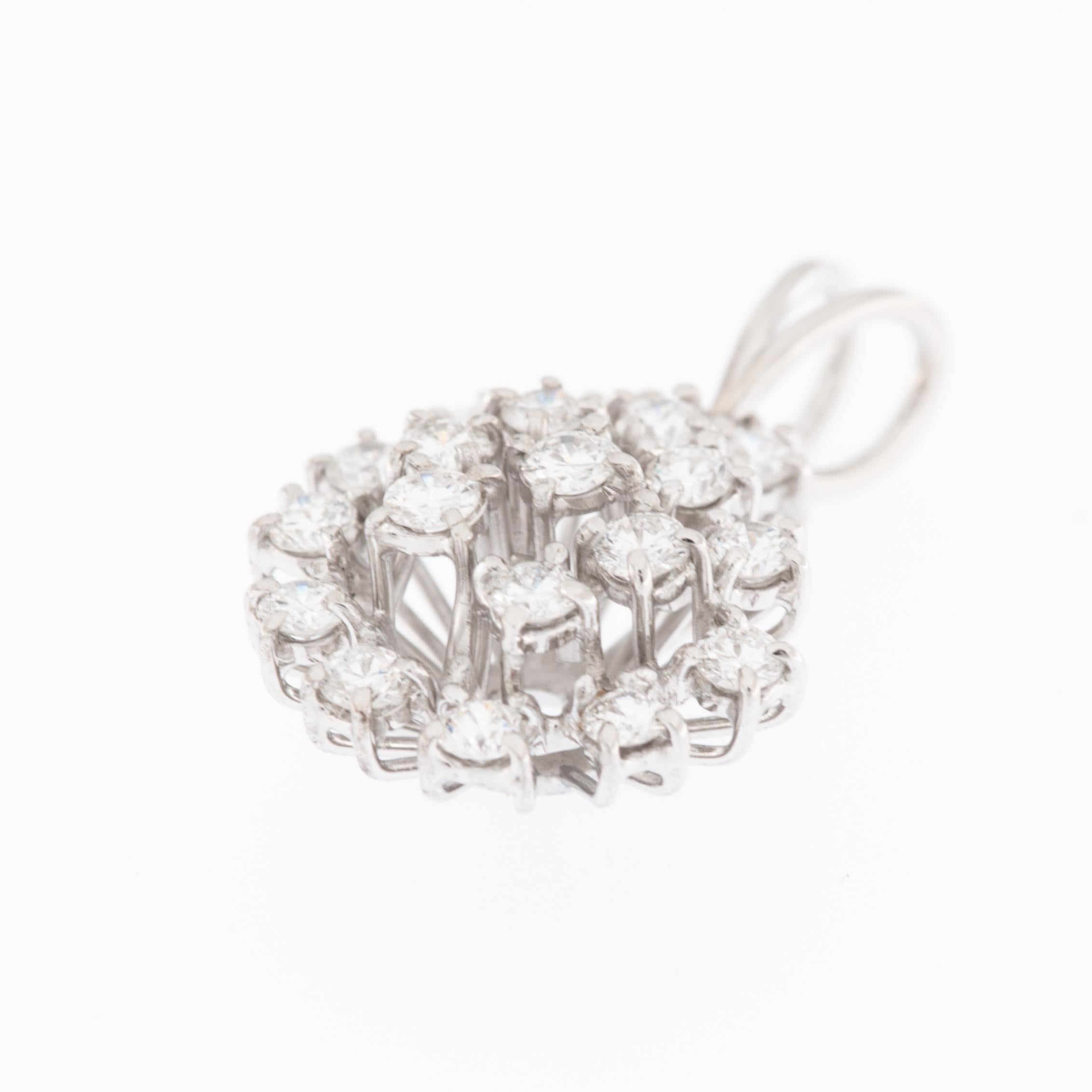 Taglio brillante Ciondolo vintage in oro bianco con design a conchiglia di lumaca e diamanti in vendita