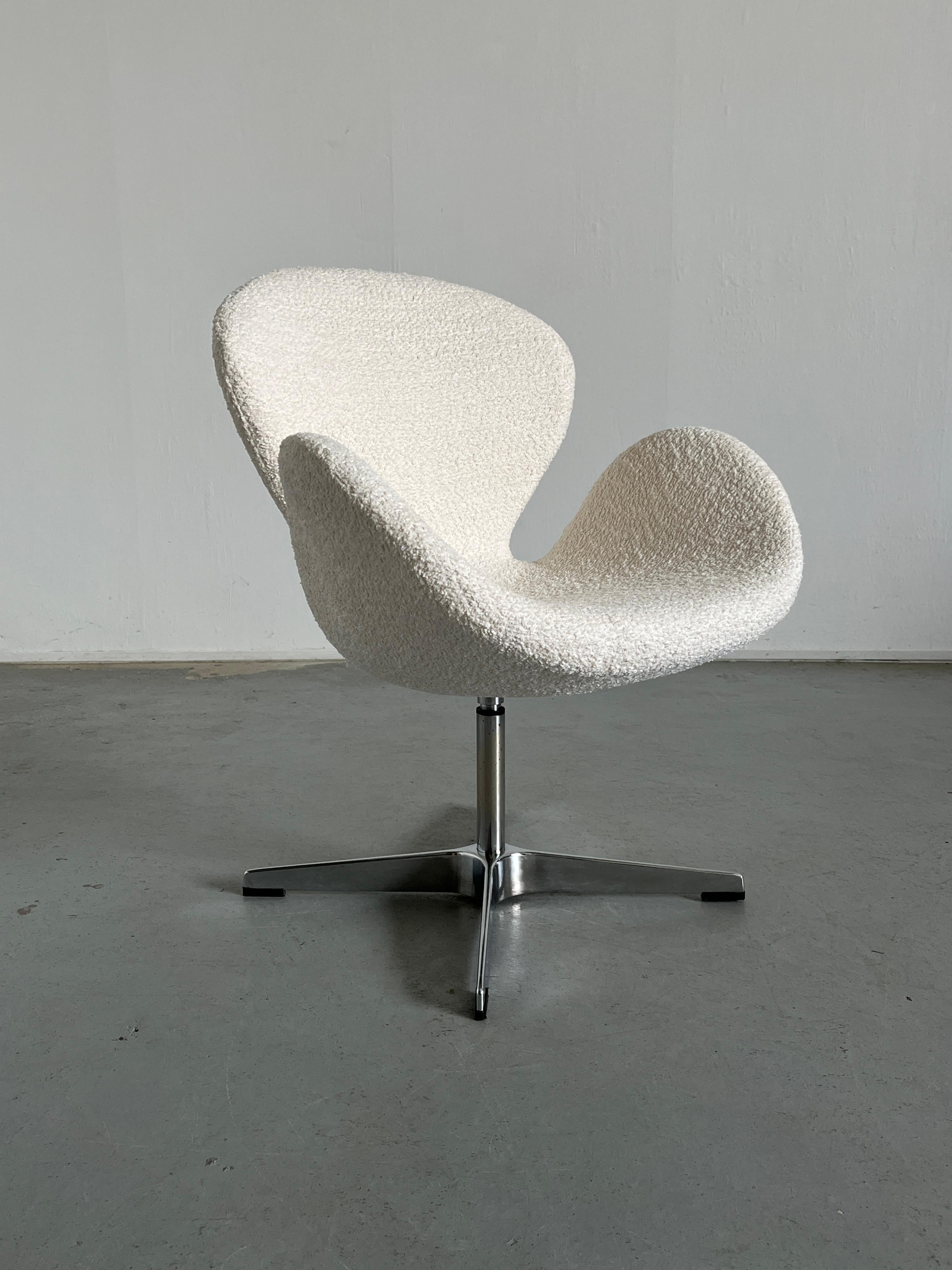Un sillón giratorio escandinavo vintage, siguiendo el icónico diseño de la silla 