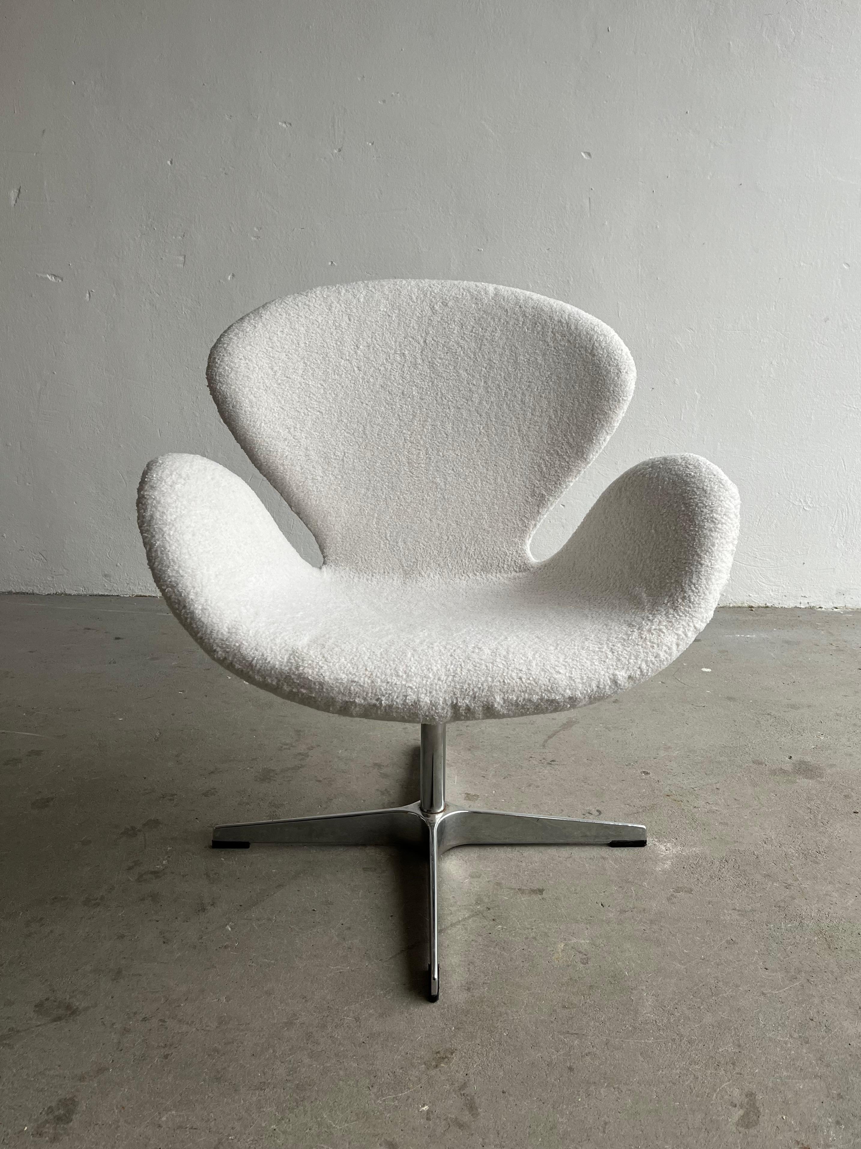 Mid-Century Modern Fauteuil pivotant vintage en tissu bouclé blanc dans le style de la chaise Swan d'Arne Jacobsen en vente
