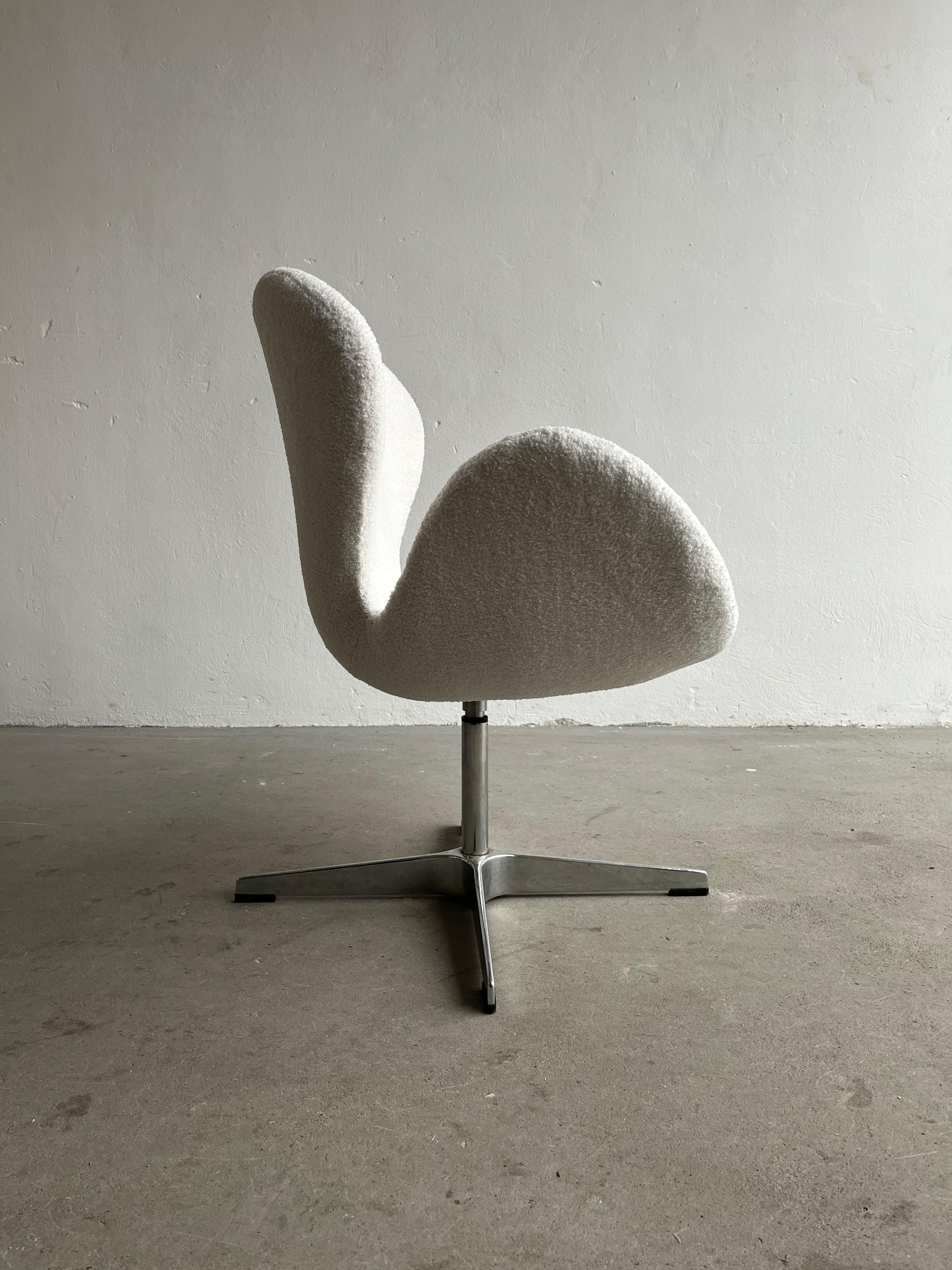 Européen Fauteuil pivotant vintage en tissu bouclé blanc dans le style de la chaise Swan d'Arne Jacobsen en vente