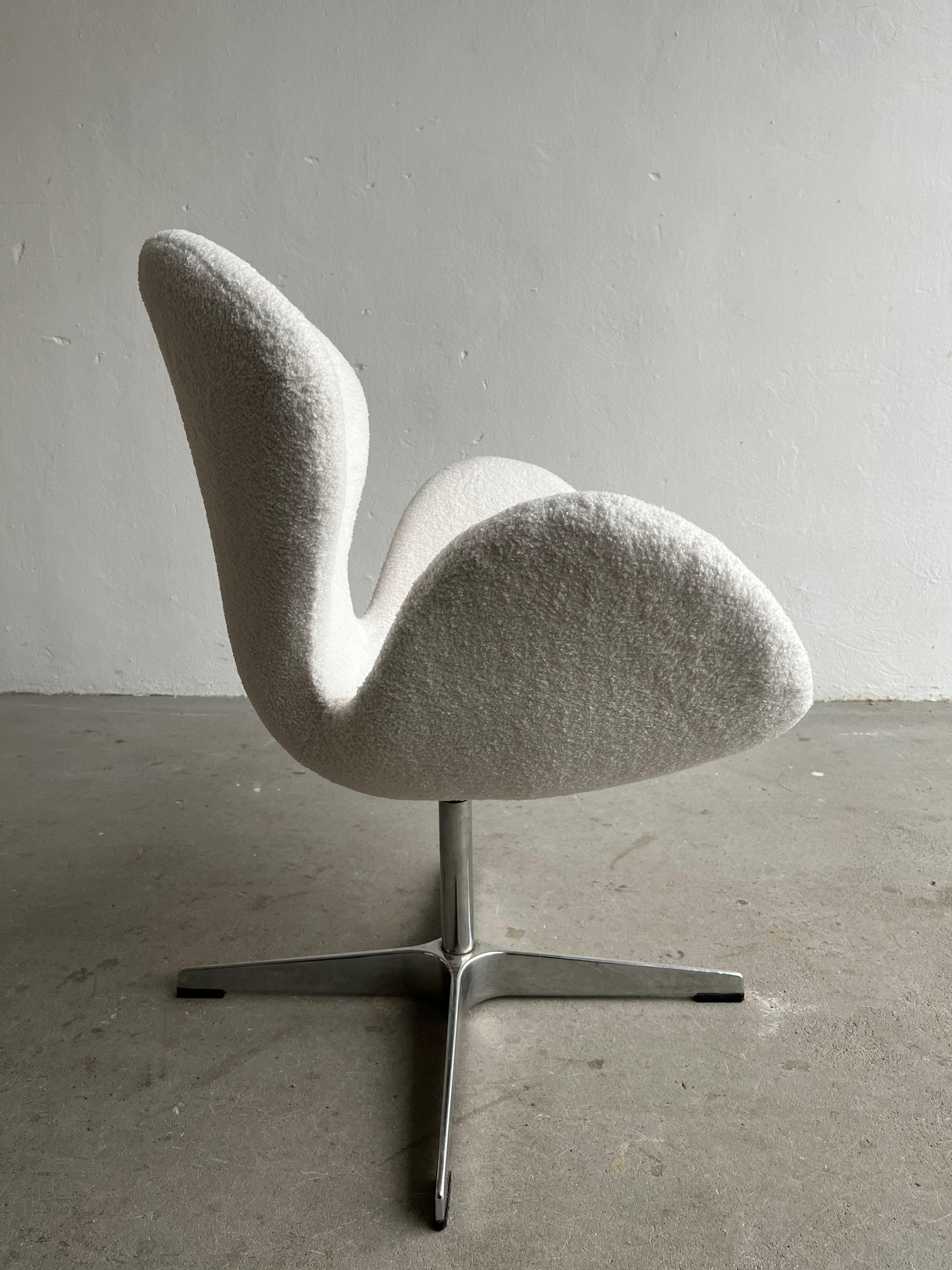 Fauteuil pivotant vintage en tissu bouclé blanc dans le style de la chaise Swan d'Arne Jacobsen Bon état - En vente à Zagreb, HR