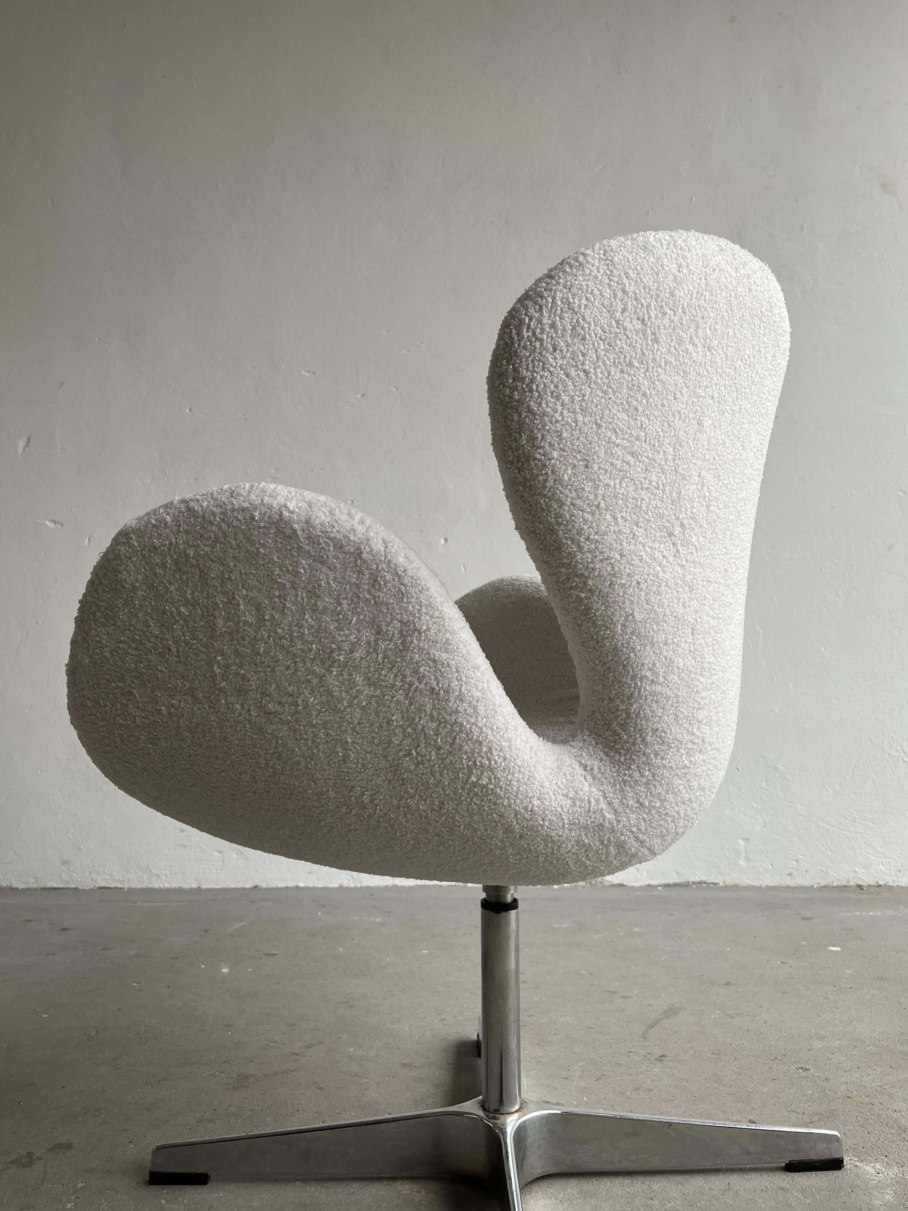 20ième siècle Fauteuil pivotant vintage en tissu bouclé blanc dans le style de la chaise Swan d'Arne Jacobsen en vente