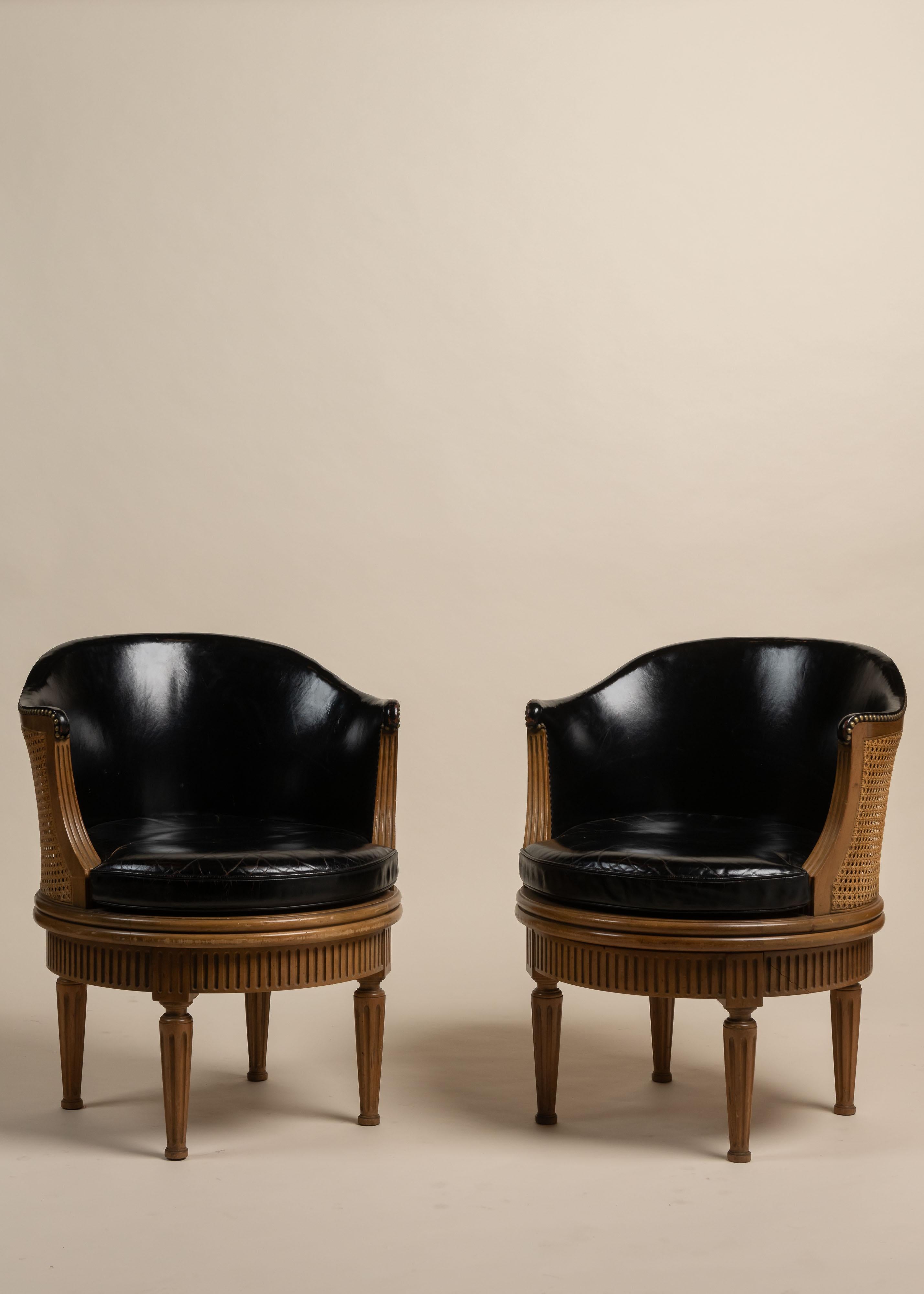 Poltrone girevoli d'epoca con canna, mogano e pelle, Baker Furniture In condizioni buone in vendita a San Francisco, CA