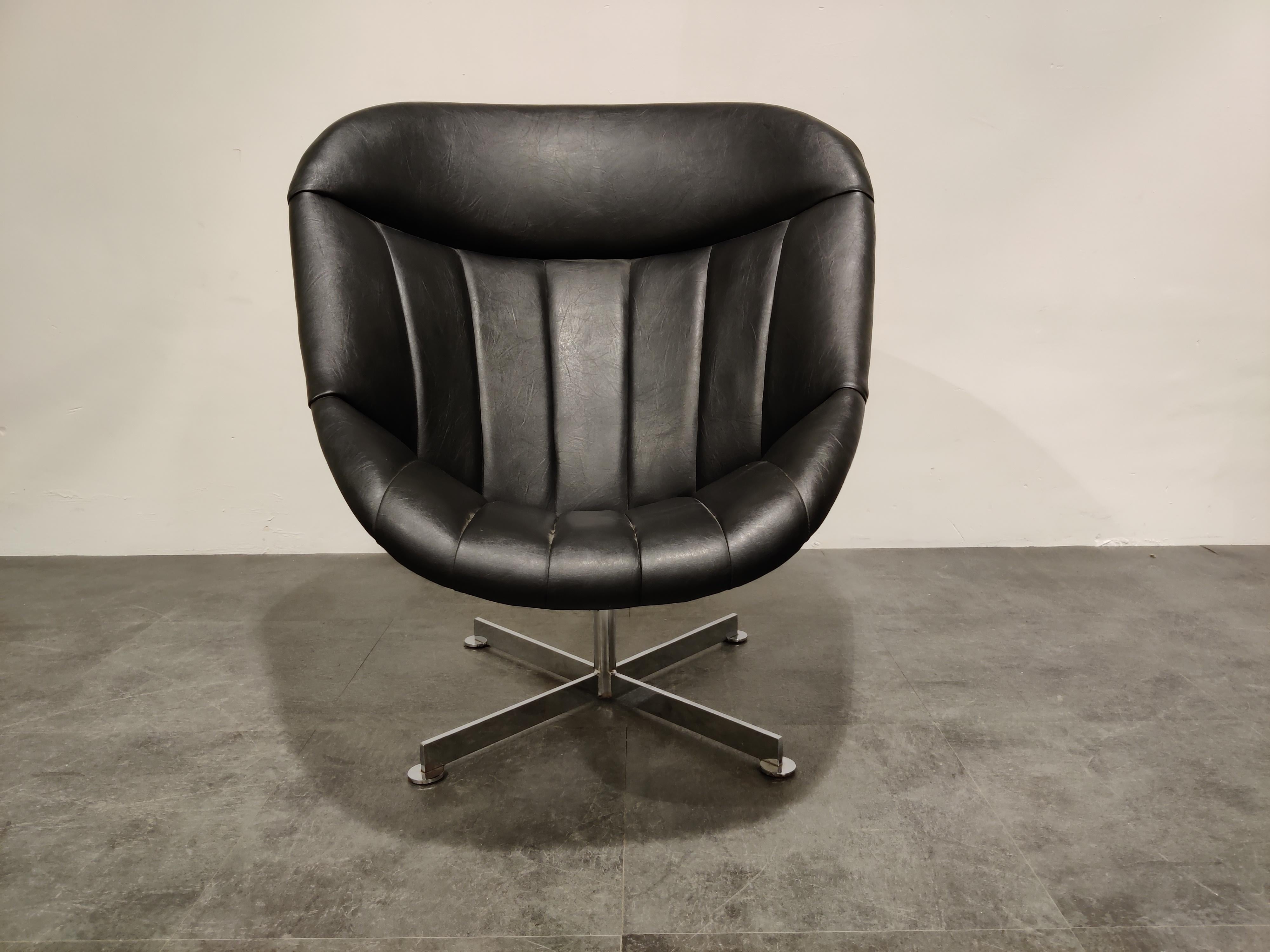 Vintage black skai high back lounge/swivel chair with a chrome base designed by Rudolf Wolf for Rohé Noordwolde.

Rare chair with a beautiful design which is also very comfortable.

Good condition

1960s, Netherlands.

Dimensions:
Height
