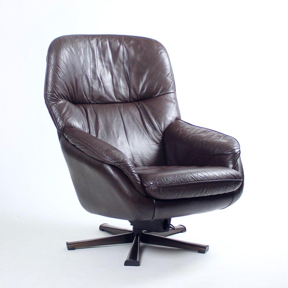 Chaise pivotante de belle finition qui allie un grand confort d'assise à une praticité du design scandinave. Le fauteuil a été importé en Tchécoslovaquie dans les années 1960 et a été utilisé ici jusqu'à récemment. Le fauteuil est doté d'un