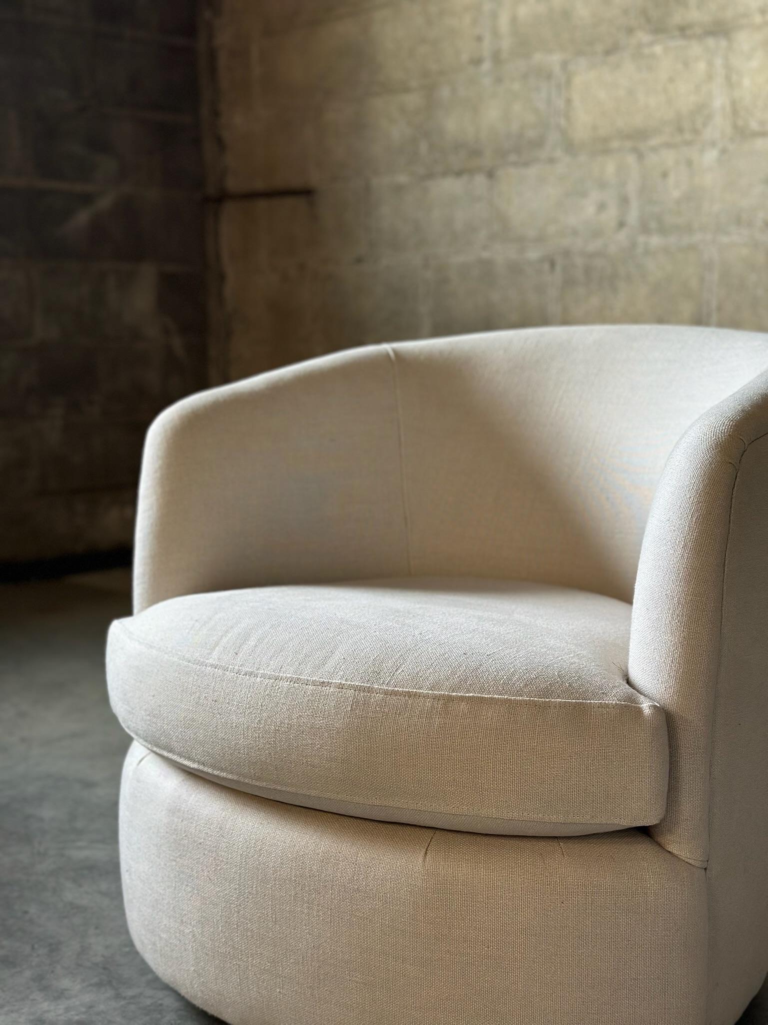 Vintage Swivel Chairs in Schumacher Linen, a Pair In Good Condition For Sale In Hudson, NY