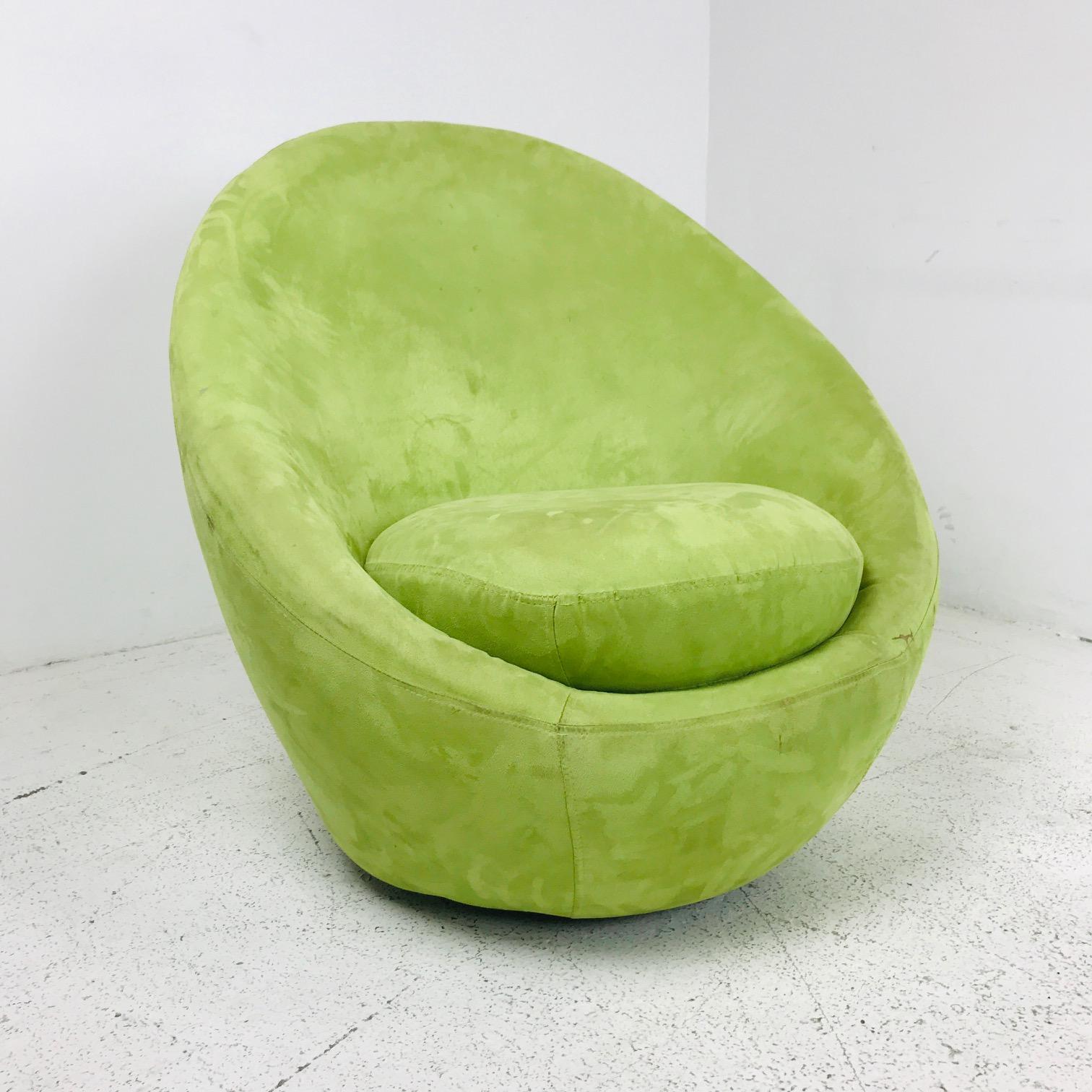 Vintage Swivel Egg Chair in the Style of Milo Baughman In Good Condition In Dallas, TX
