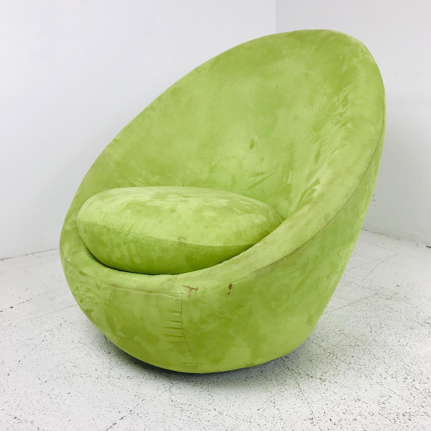 Mid-20th Century Vintage Swivel Egg Chair in the Style of Milo Baughman