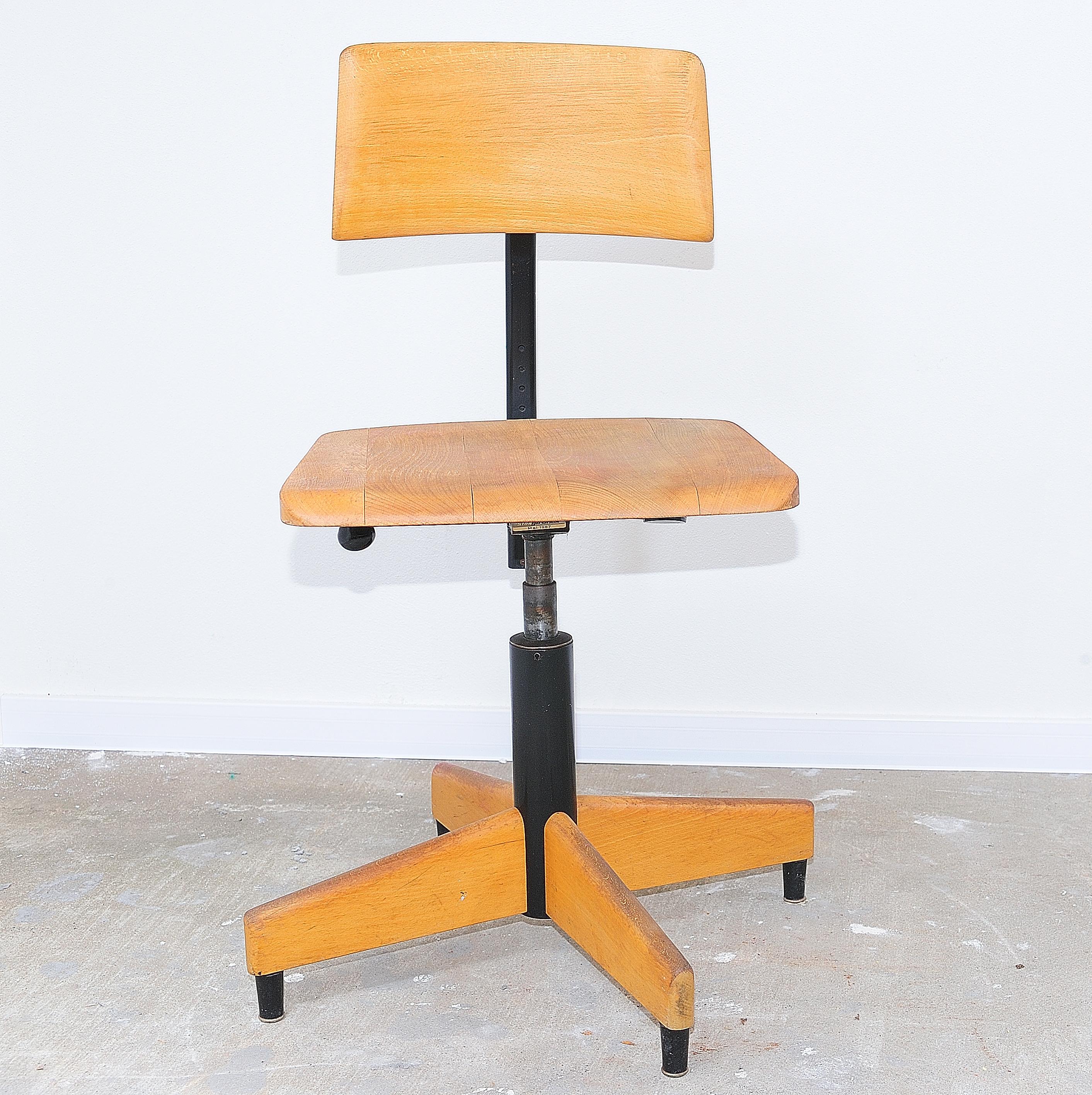 Dieser Vintage-Schreibtischstuhl wurde von der Firma Kovona in den 1970er Jahren hergestellt. Voll funktionsfähig, einstellbar, drehbar. Es ist aus Eisen und Buchenholz gefertigt. In gutem Vintage-Zustand, mit leichten Alters- und Gebrauchsspuren.