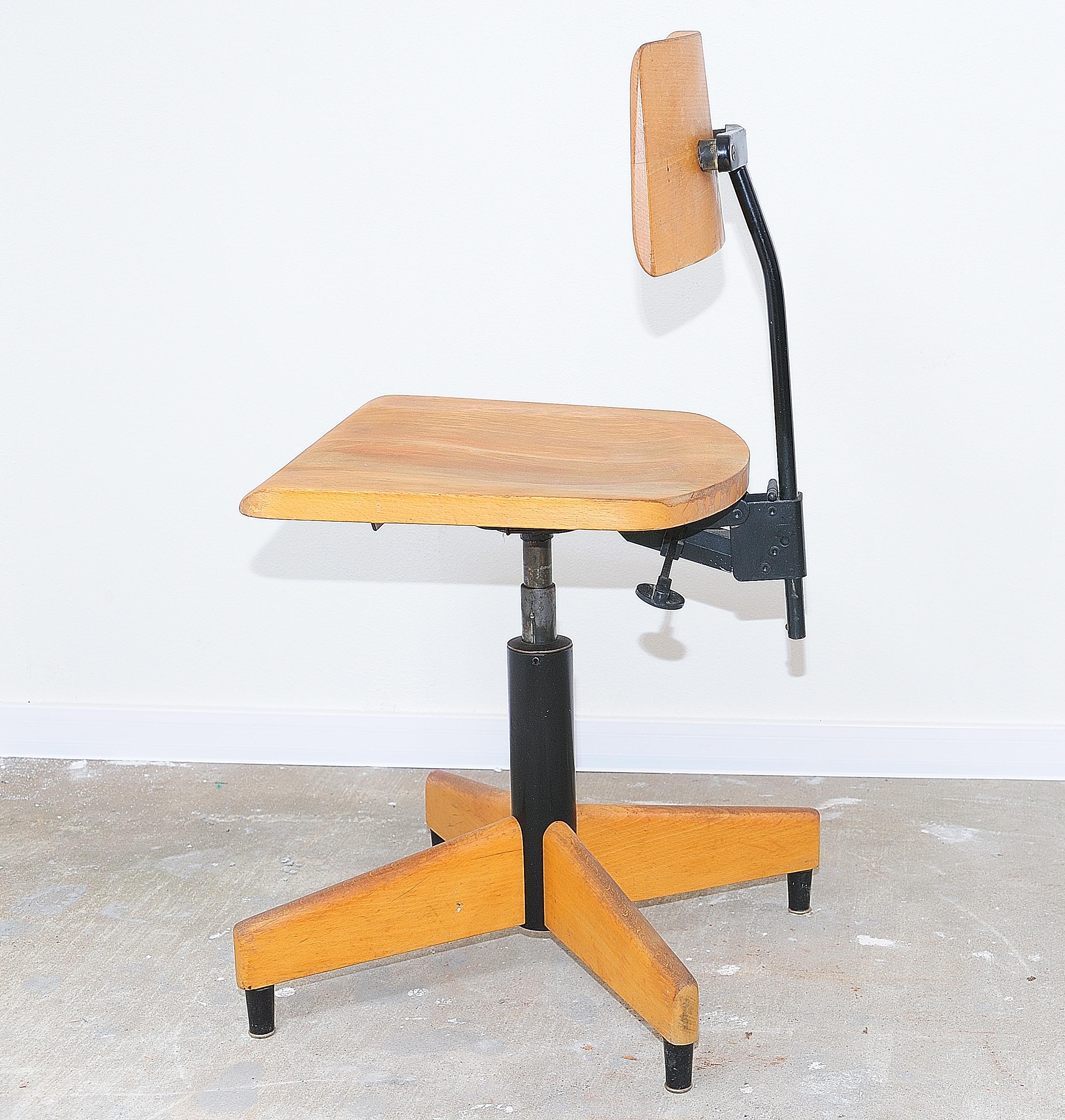 Industrial Vintage swivel office chair Kovona, Czechoslovakia 1970´s For Sale