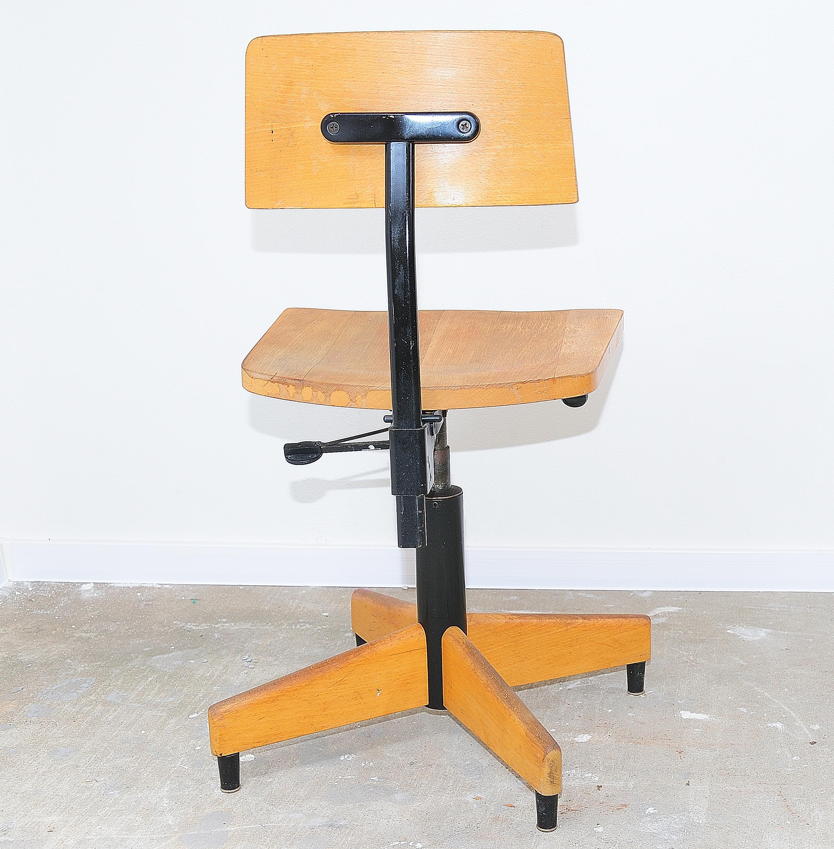 Vintage swivel office chair Kovona, Czechoslovakia 1970´s In Good Condition For Sale In Prague 8, CZ