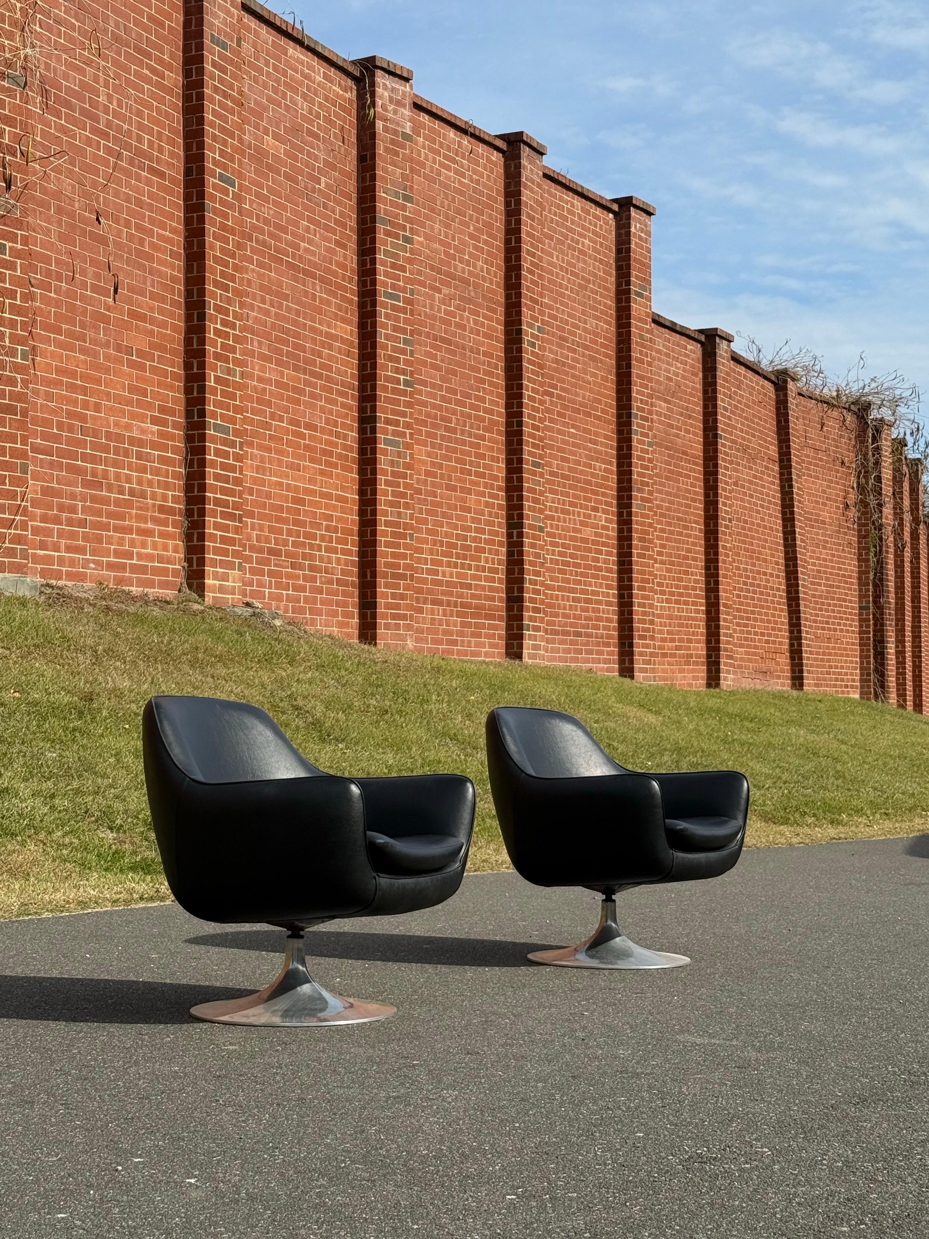 Sedie girevoli a baccello d'epoca nello stile di Overman - una coppia in vendita 9