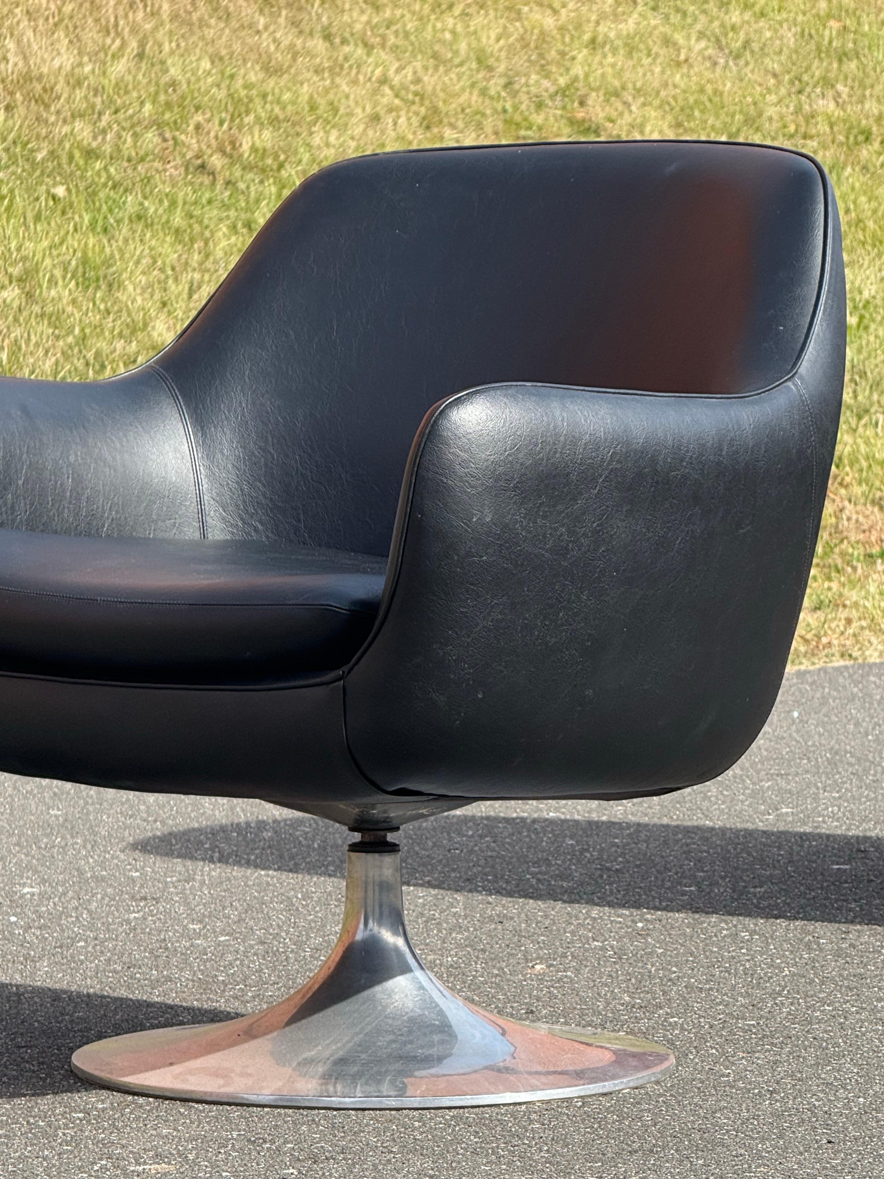 Coppia di sedie girevoli a baccello vintage attribuite a Overman, circa anni '70. Questa coppia è perfetta per chi è alla ricerca di una coppia di girelle dalle grandi linee e dall'ingombro ridotto, dato che alcune girelle della metà del secolo