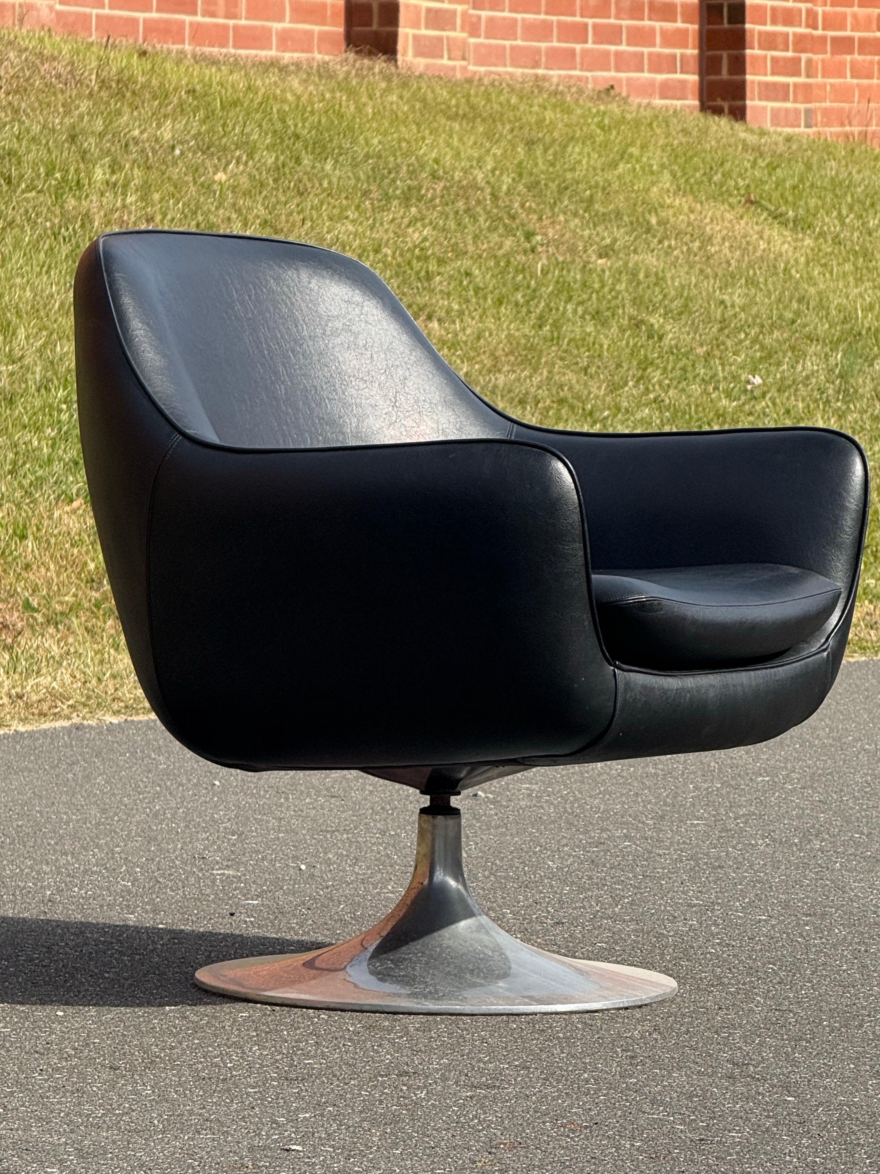 Mid-Century moderno Sedie girevoli a baccello d'epoca nello stile di Overman - una coppia in vendita