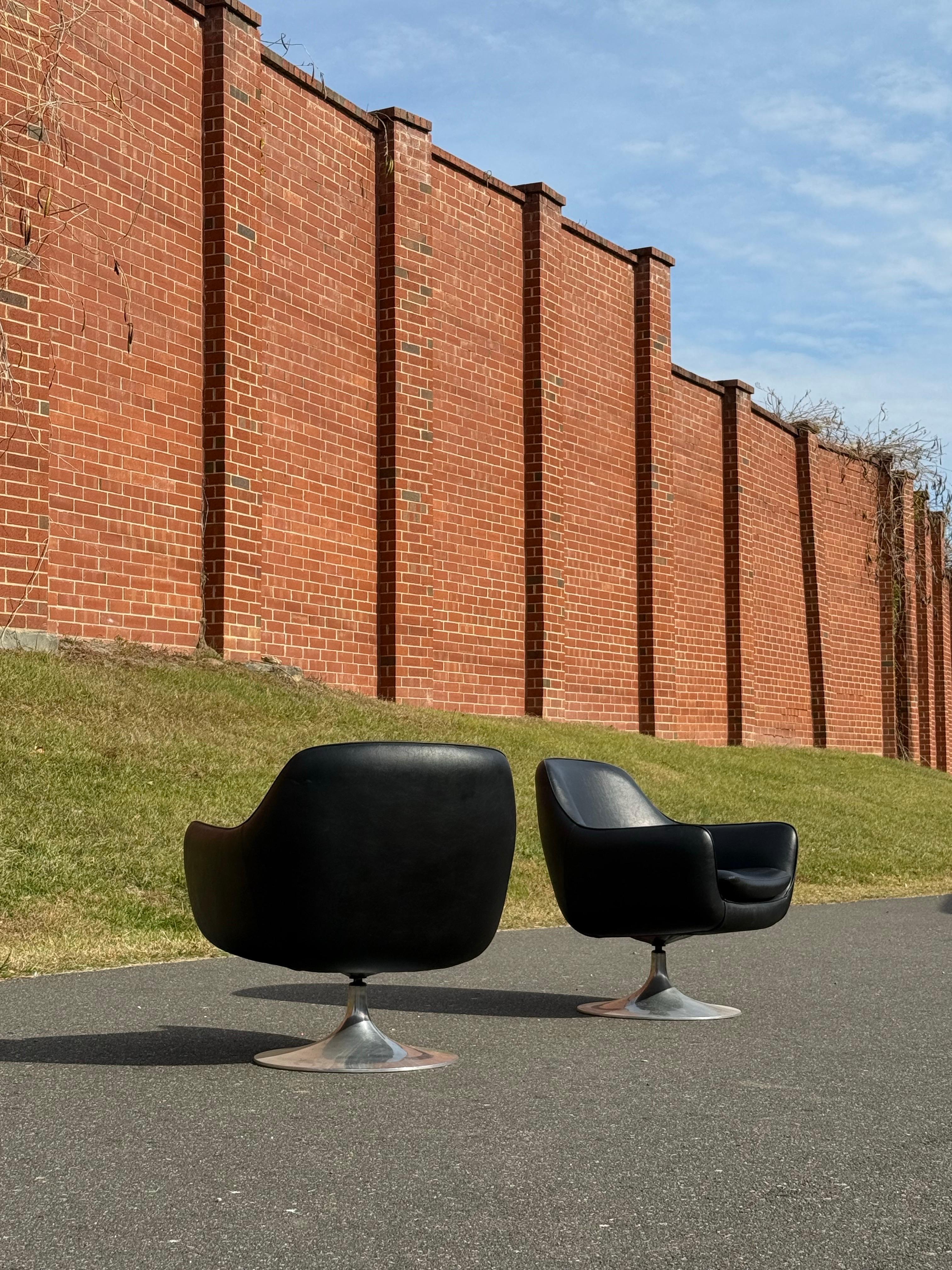 Sedie girevoli a baccello d'epoca nello stile di Overman - una coppia In condizioni buone in vendita a Raleigh, NC