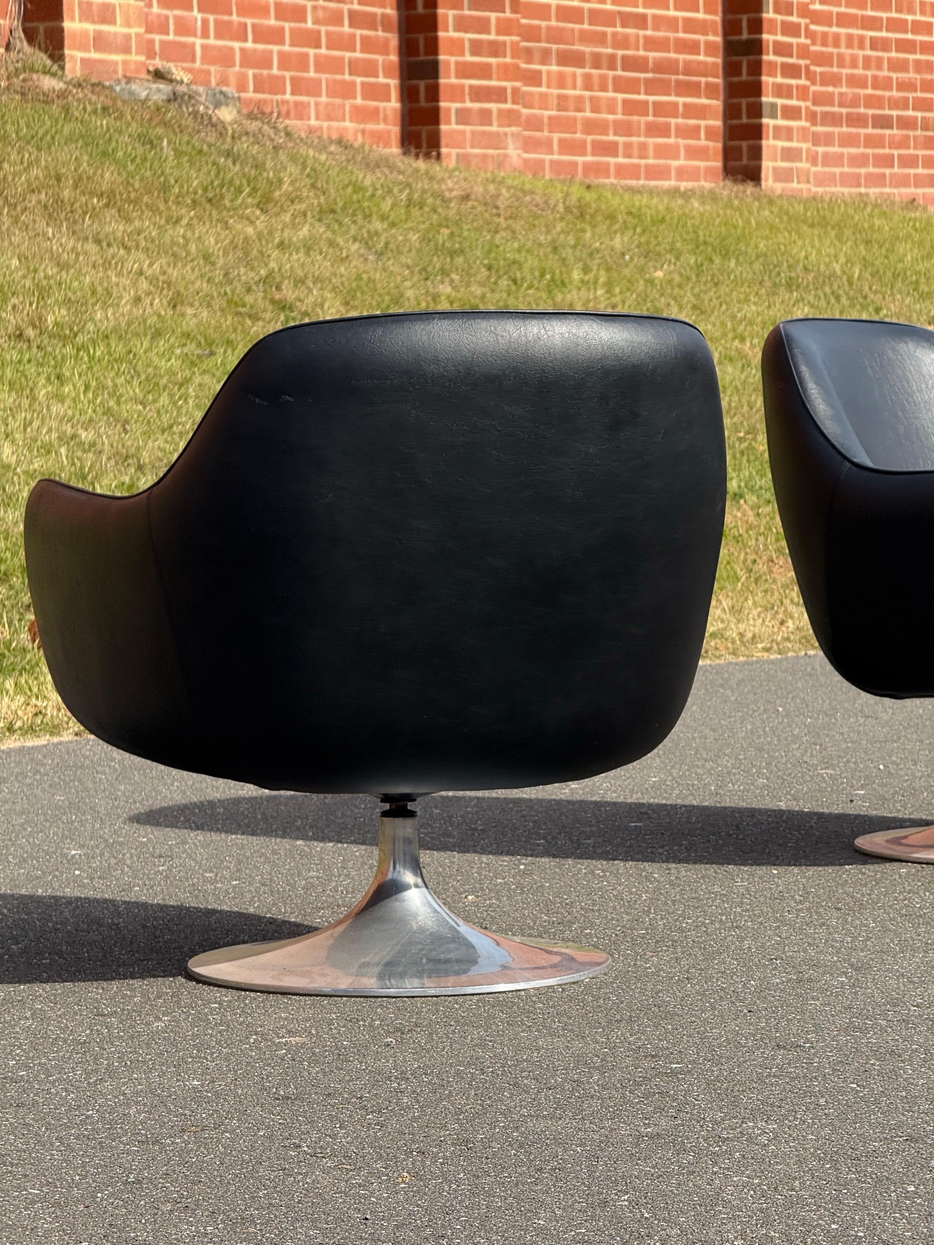 Fine XX secolo Sedie girevoli a baccello d'epoca nello stile di Overman - una coppia in vendita