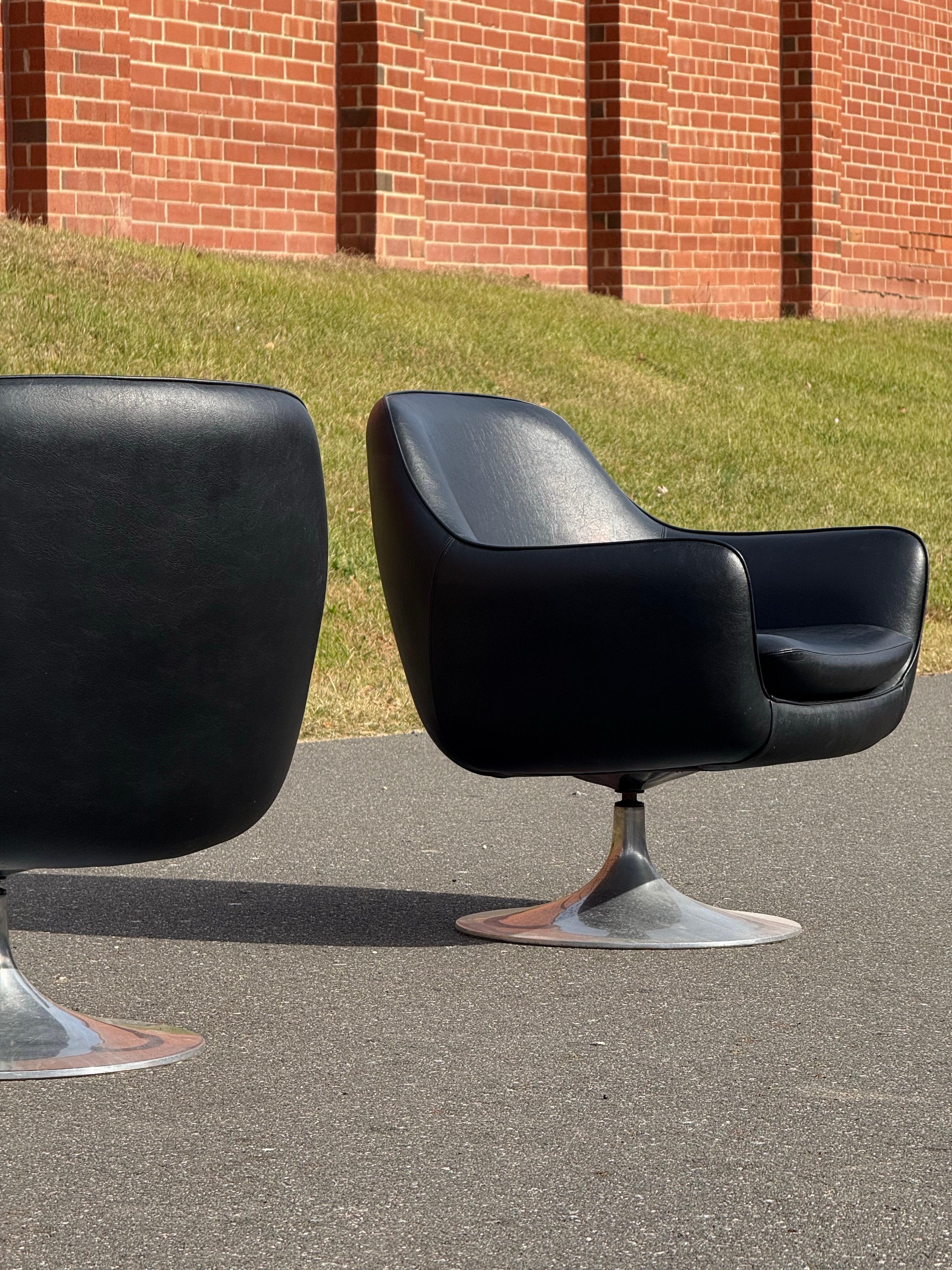 Sedie girevoli a baccello d'epoca nello stile di Overman - una coppia in vendita 1