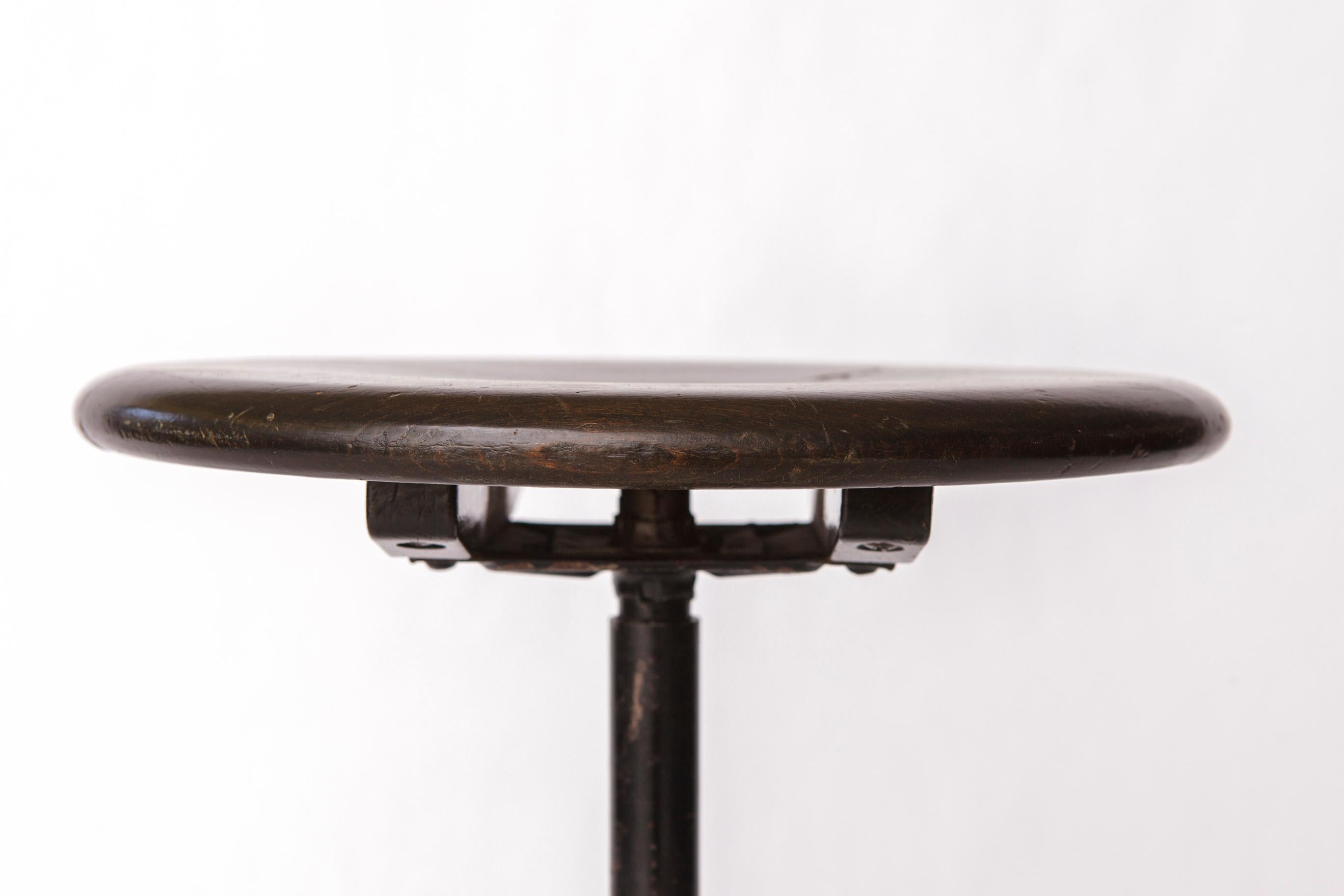 Tedesco Sgabello girevole vintage - anni '50/'60, industriale tedesco in Beeche o Oak, tinta scura in vendita