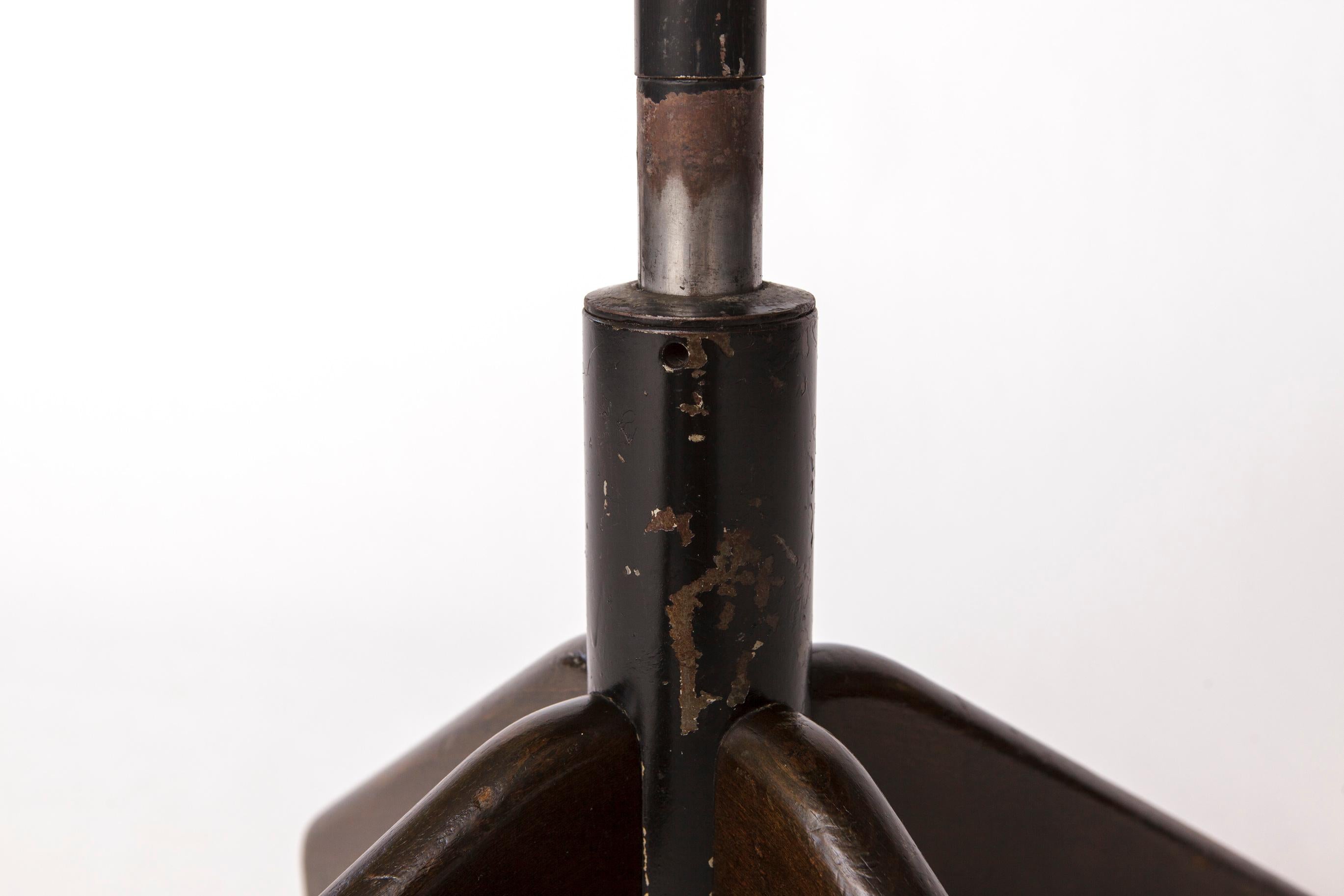 Sgabello girevole vintage - anni '50/'60, industriale tedesco in Beeche o Oak, tinta scura In condizioni buone in vendita a Hannover, DE