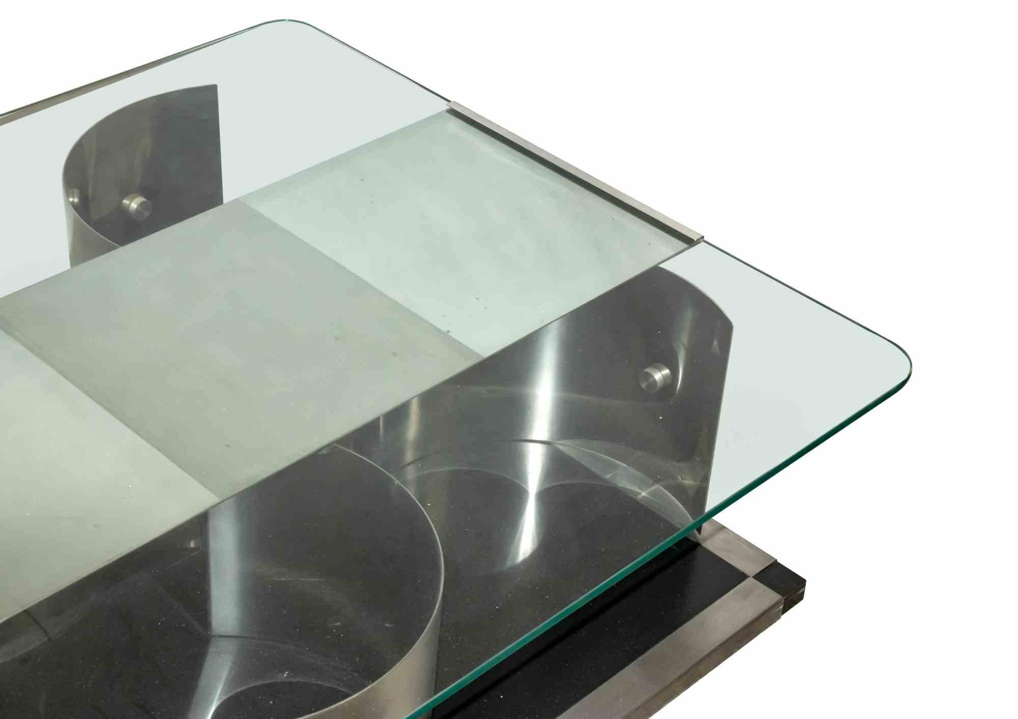 Vintage swivel table is an original design furniture realized by Francois Monnet in the 1970s.

Particular coffee table made of steel with crystal top typically in the French 1970s era.

Designed by Francois Monnet and used typically from French