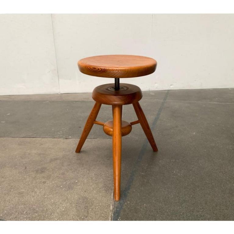 Tabouret tripode pivotant vintage en pin en vente 5