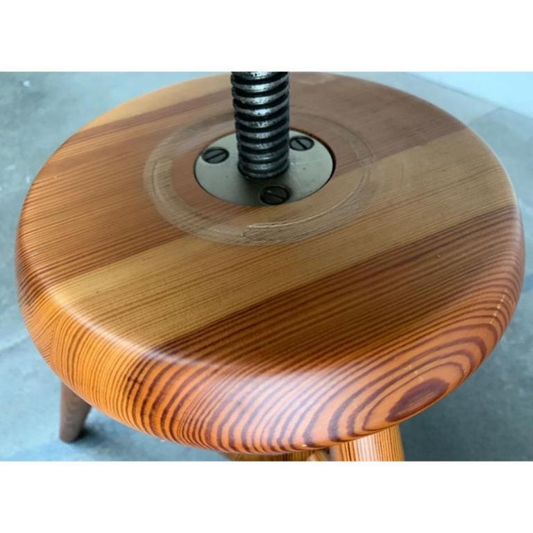 Tabouret tripode pivotant vintage en pin en vente 6