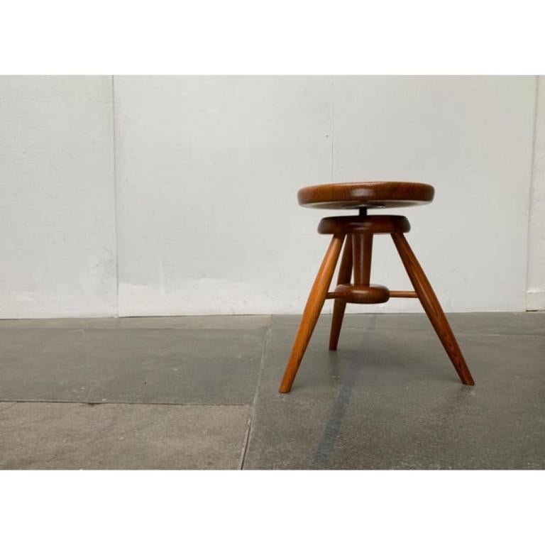Tabouret tripode pivotant vintage en pin en vente 7