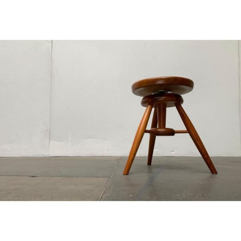 Tabouret tripode pivotant vintage en pin Excellent état - En vente à Hamburg, DE