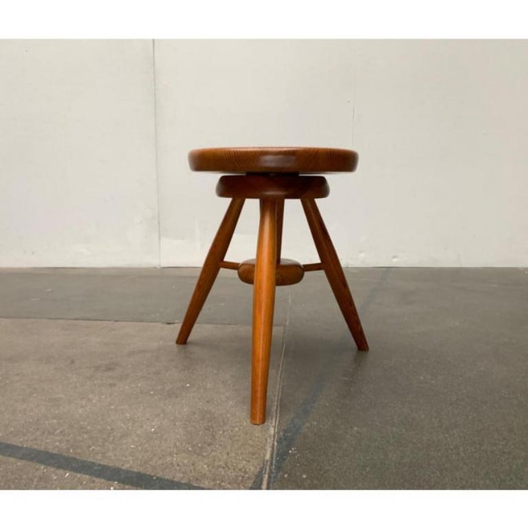 Pin Tabouret tripode pivotant vintage en pin en vente