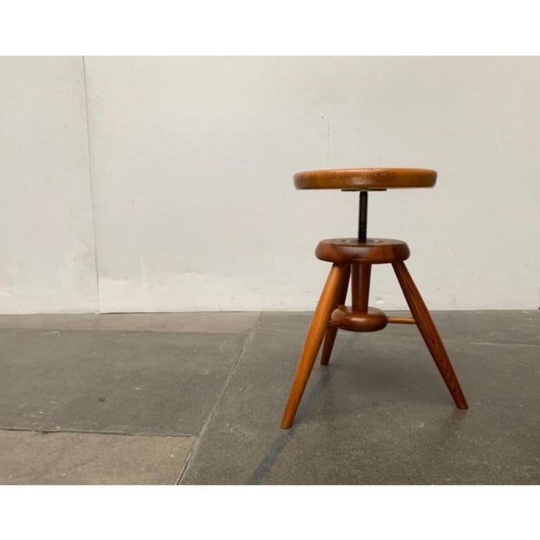 Tabouret tripode pivotant vintage en pin en vente 1