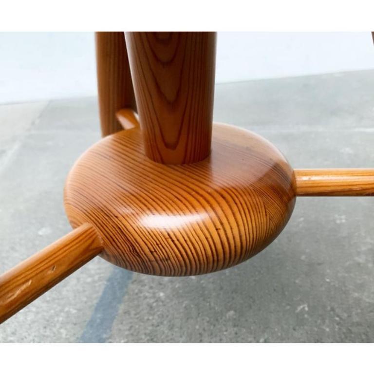 Tabouret tripode pivotant vintage en pin en vente 2