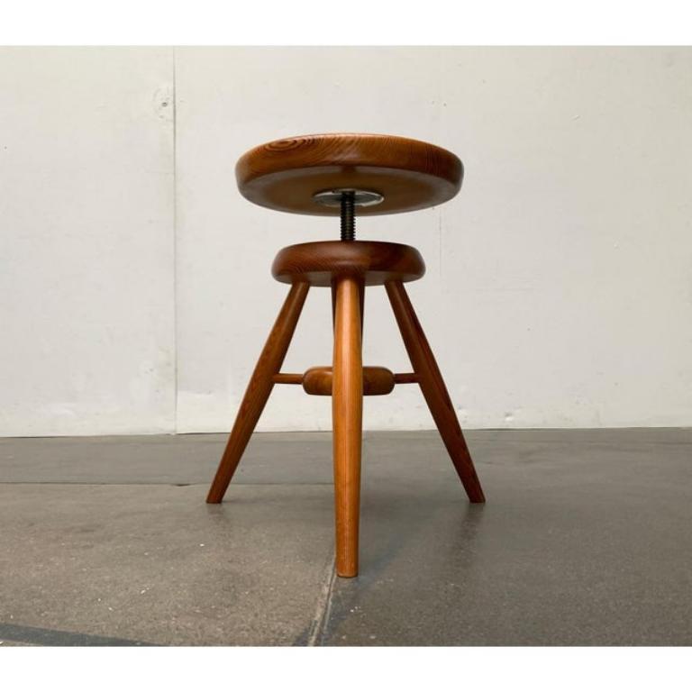 Tabouret tripode pivotant vintage en pin en vente 3