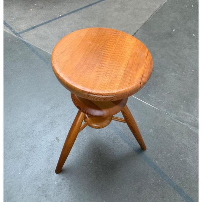 Tabouret tripode pivotant vintage en pin en vente 4