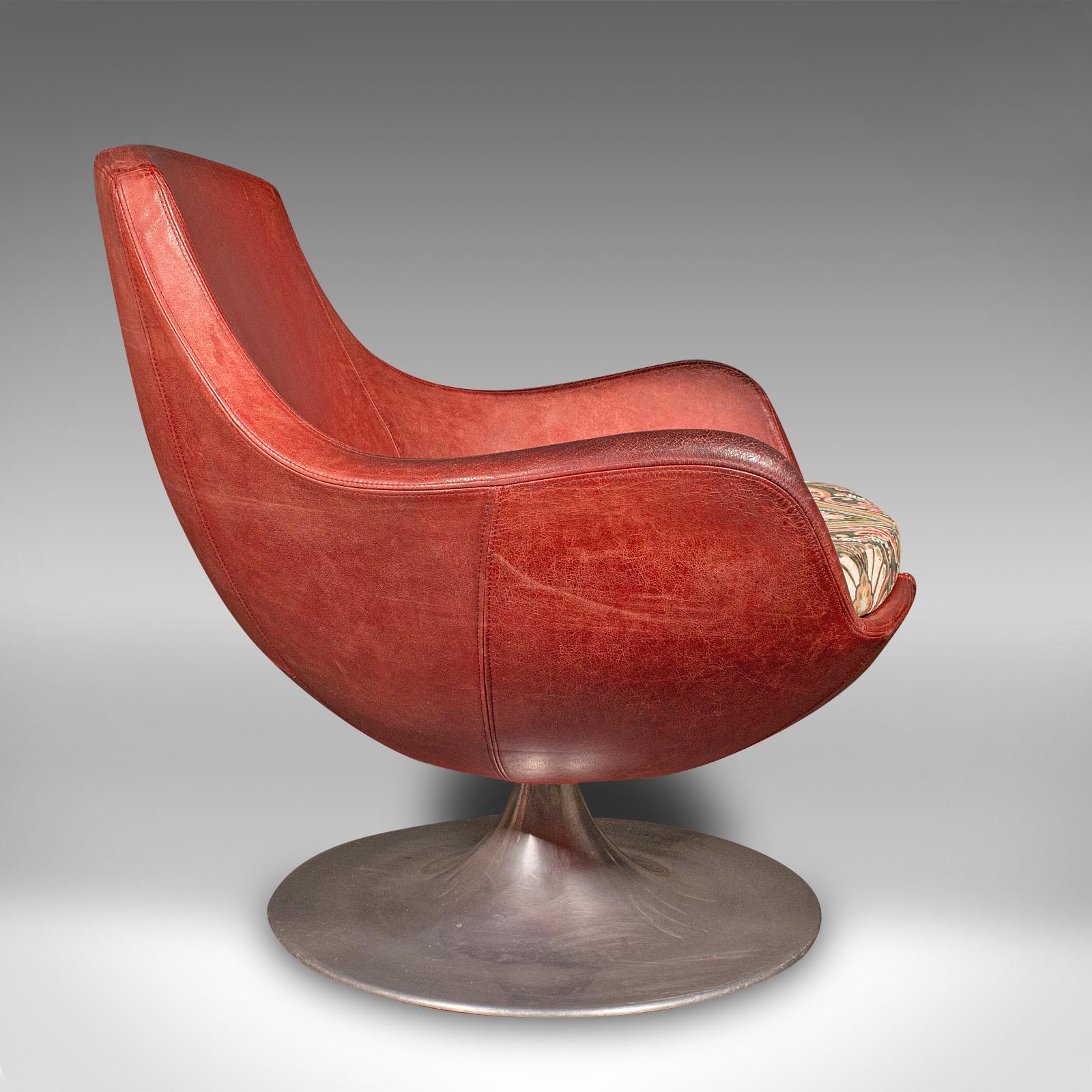 Mid-Century Modern Vintage Swivel Tub Chair, Italian Leather Lounge Seat, Late 20th Century, C.1970 For Sale