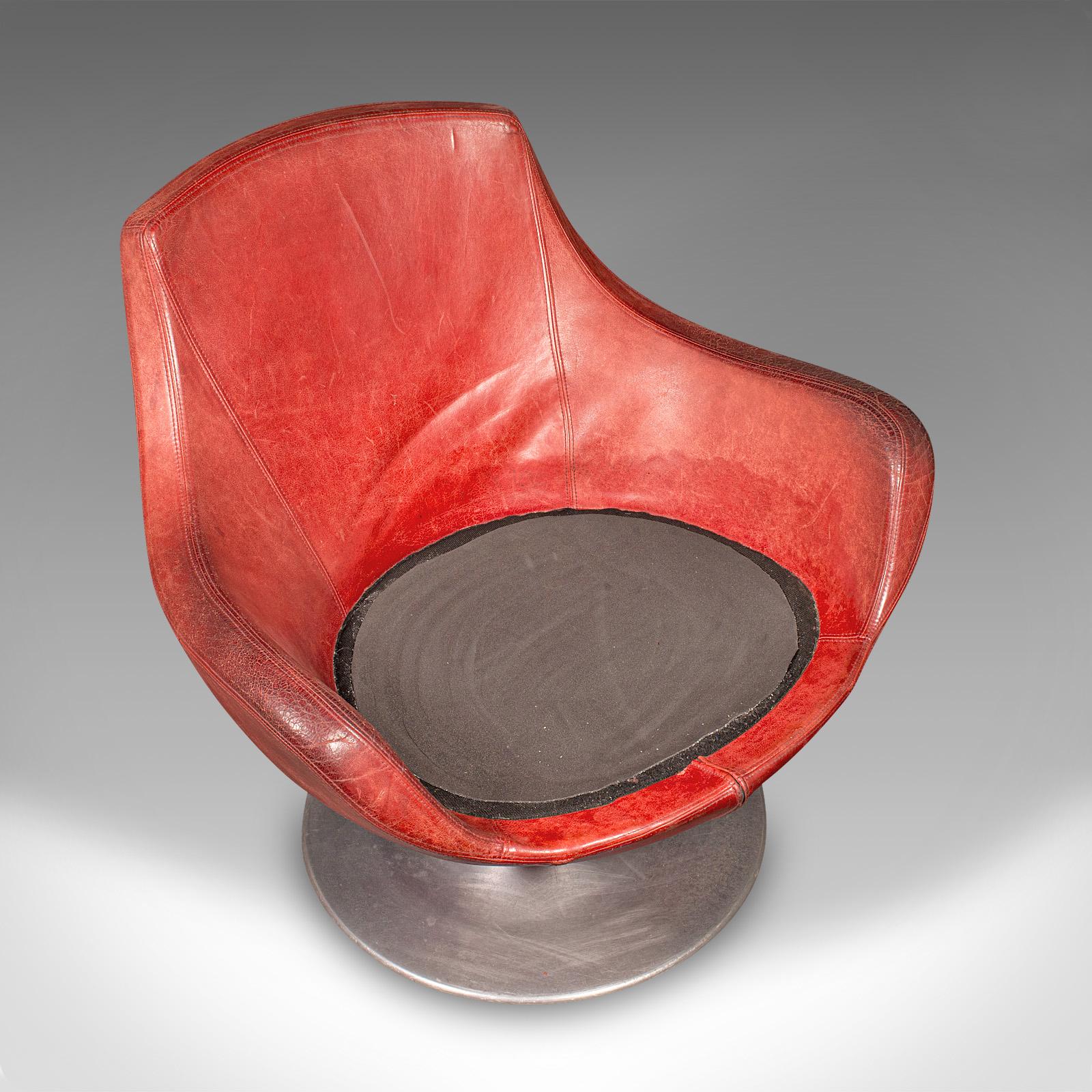 Vintage Swivel Tub Chair, Italian Leather Lounge Seat, Late 20th Century, C.1970 For Sale 3