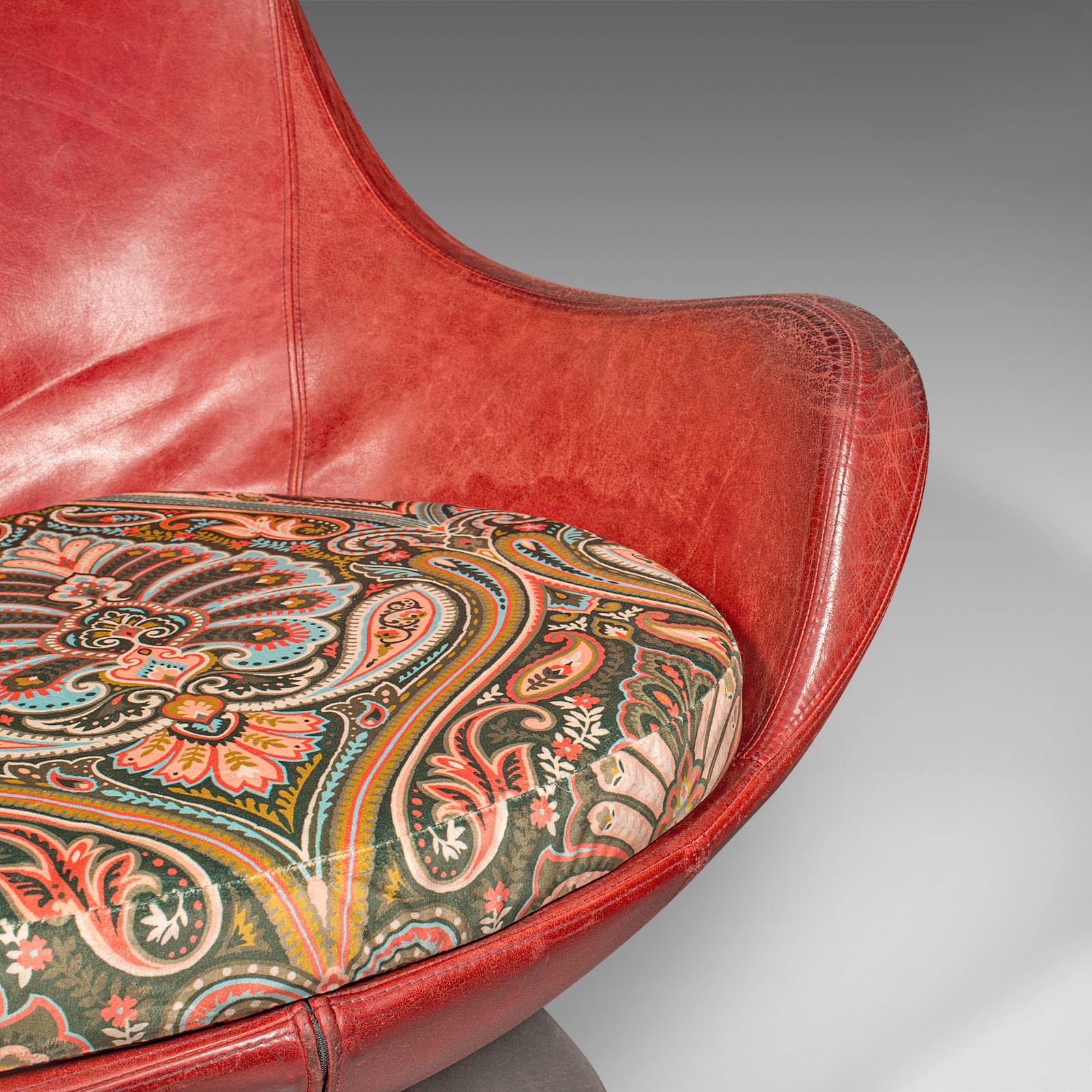 Vintage Swivel Tub Chair, Italian Leather Lounge Seat, Late 20th Century, C.1970 For Sale 5