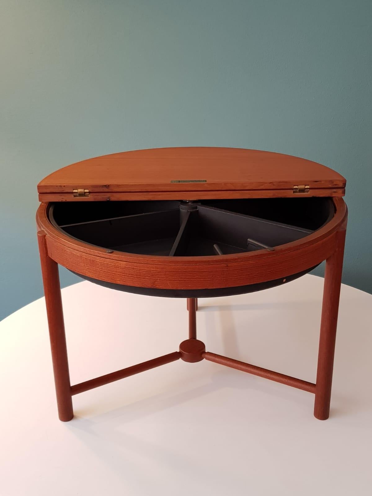A beautiful object is this practical small side table Syklus bar table. You can stow all kinds of things under the hinged lid. This teak bar table also won 1st prize in 1962 in a Norwegian design contest.