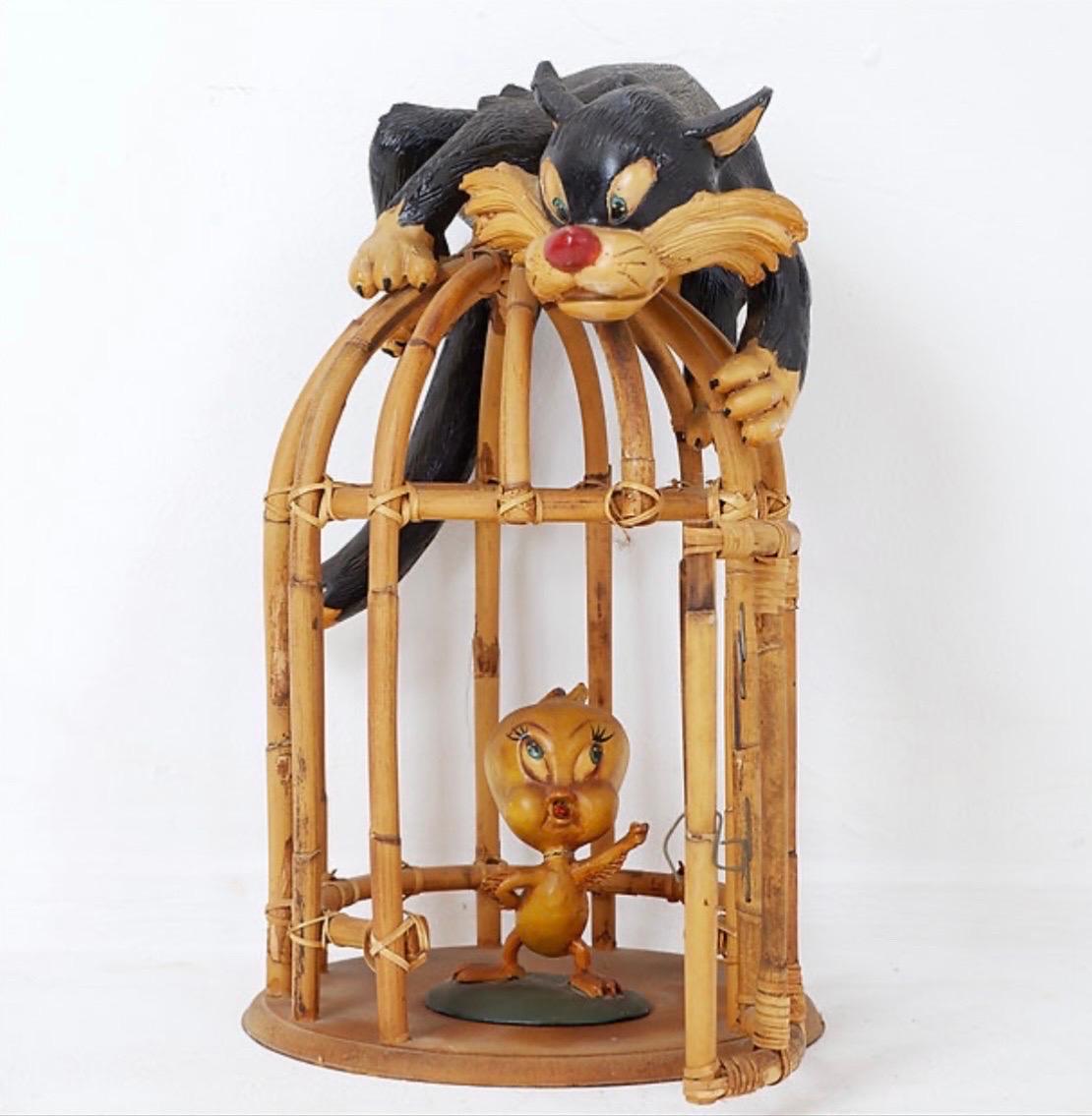 Vintage Sylvester & Tweety Looney Tunes Bird Cage

Wear consistent with age and use

Cartoons - 1980 - Collector
Measures : Ø 30cm H : 51cm 
Materials : Polychrome resin - Bamboo 
