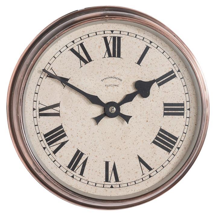 

Horloge murale vintage en cuivre industriel récupéré par Synchronome

Une superbe petite horloge industrielle fabriquée en Angleterre vers 1930 par The Synchronome Company Ltd.


Synchronome était le principal fabricant d'horloges au début et au