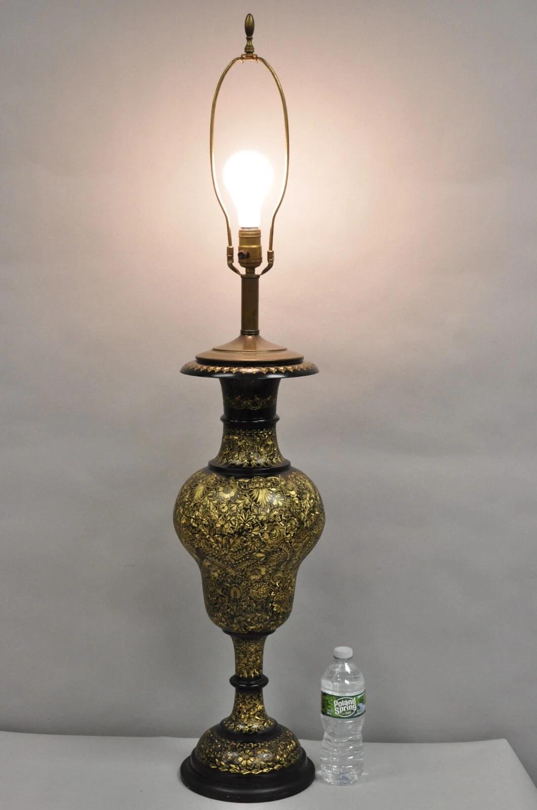 Lampada da tavolo alta in ottone satinato con ornamento floreale siriano e anglo-indiano d'epoca. Circa all'inizio del XX secolo. Misure: 44