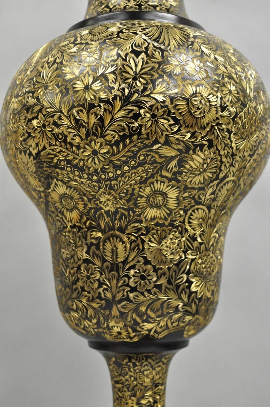 Hollywood Regency Lampada da tavolo alta d'epoca siriana anglo-indiana con ornamento floreale in ottone inciso in vendita