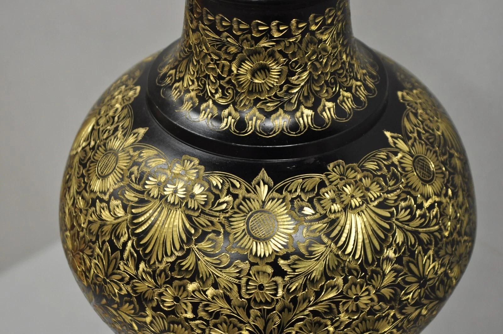 Sconosciuto Lampada da tavolo alta d'epoca siriana anglo-indiana con ornamento floreale in ottone inciso in vendita