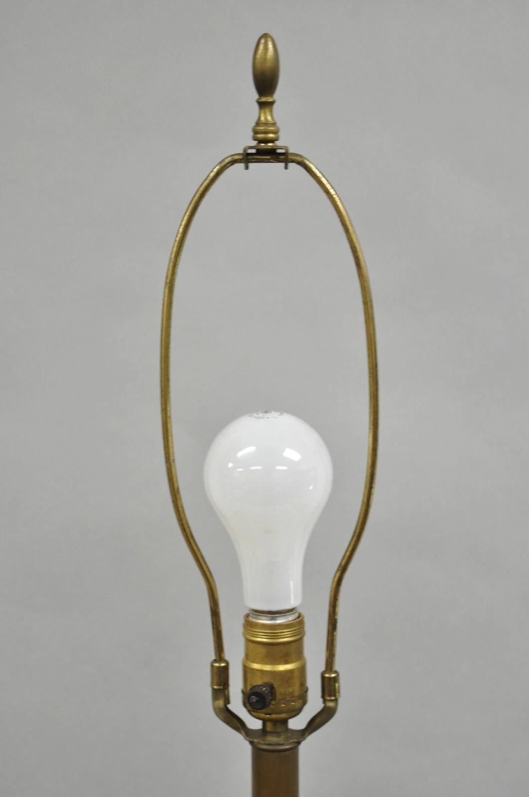 Lampada da tavolo alta d'epoca siriana anglo-indiana con ornamento floreale in ottone inciso In condizioni buone in vendita a Philadelphia, PA