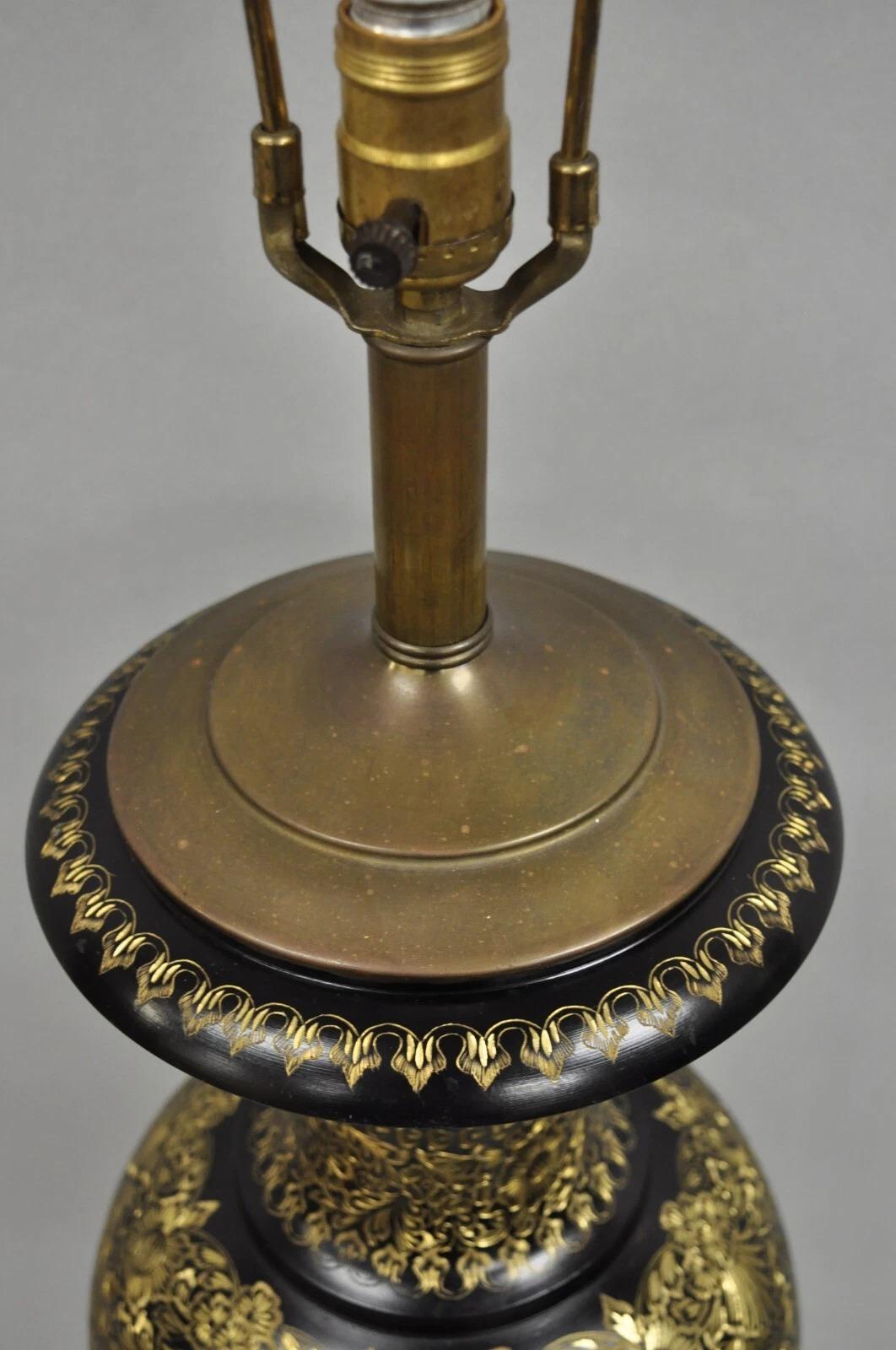 XX secolo Lampada da tavolo alta d'epoca siriana anglo-indiana con ornamento floreale in ottone inciso in vendita